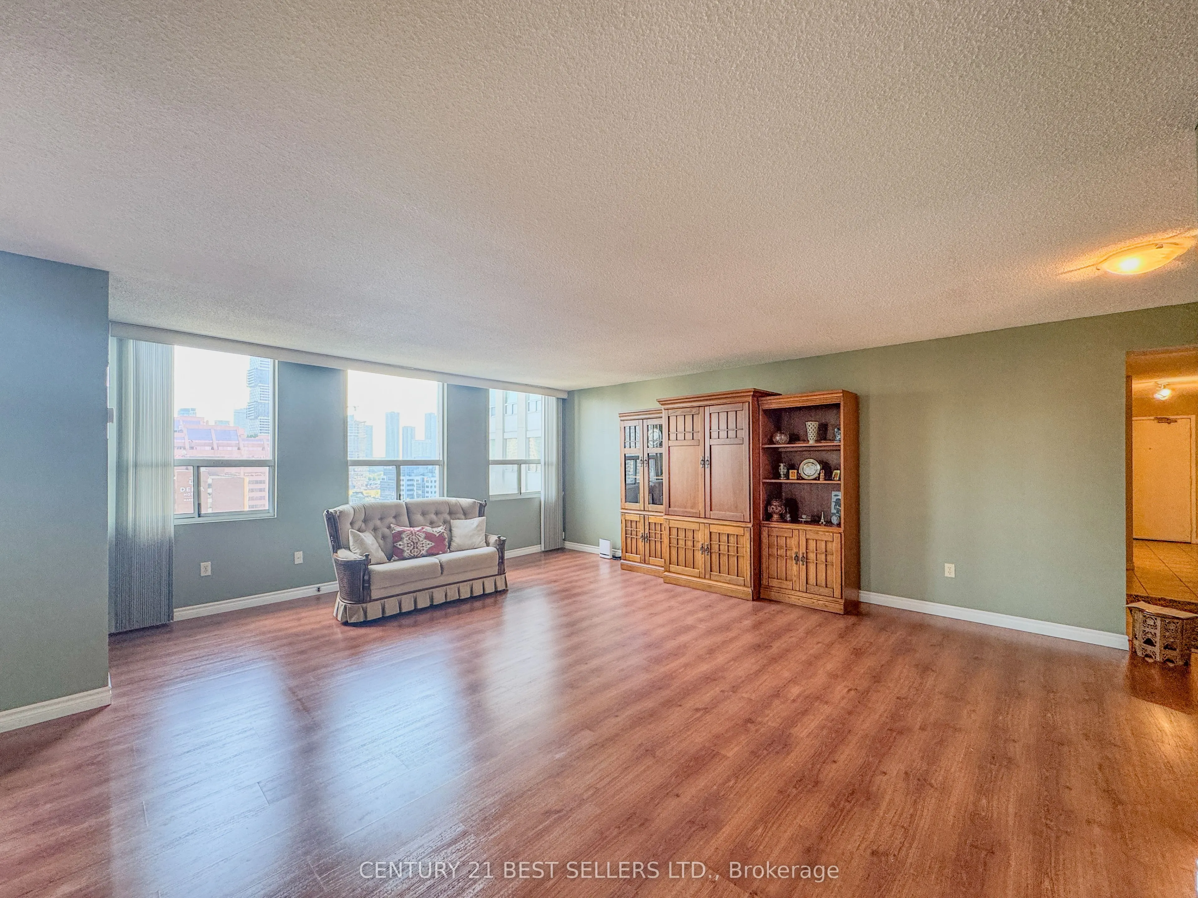 3650 Kaneff Crescent, #1803