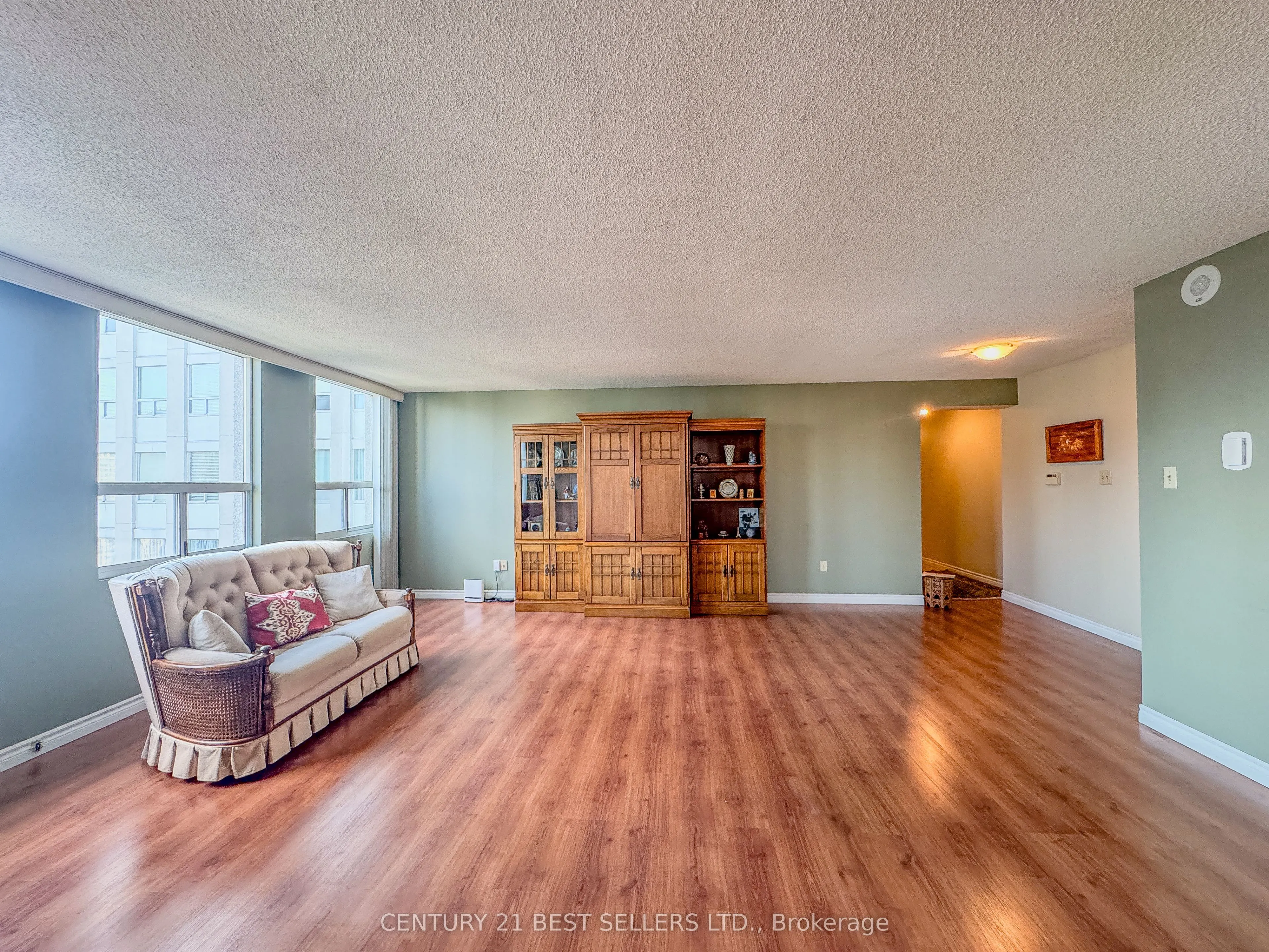 3650 Kaneff Crescent, #1803