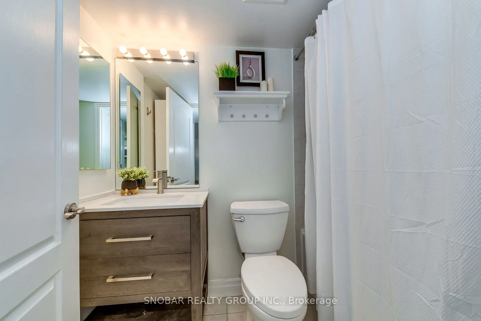 2121 Lakeshore Boulevard W, #816