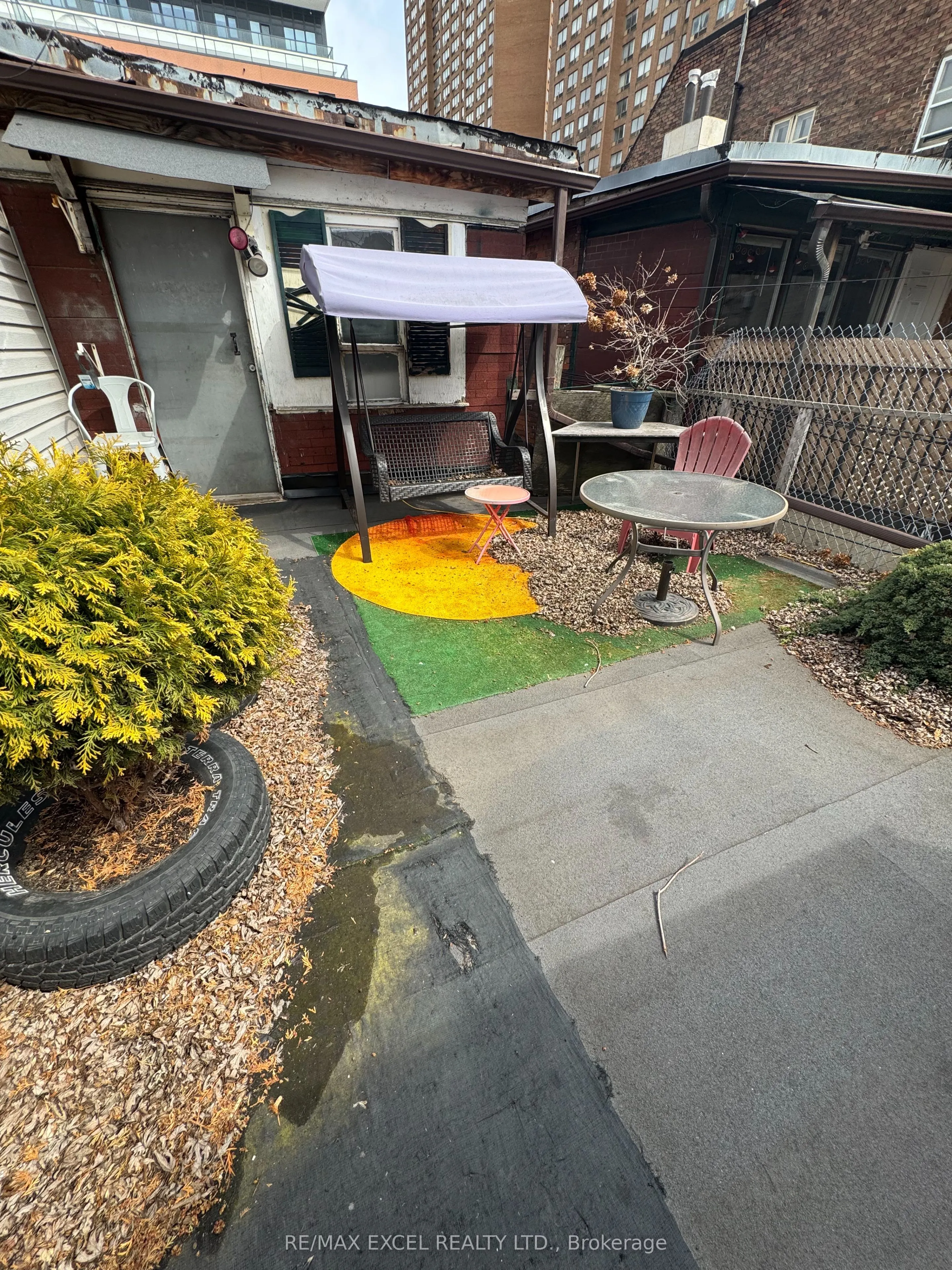 2383 Dundas Street W