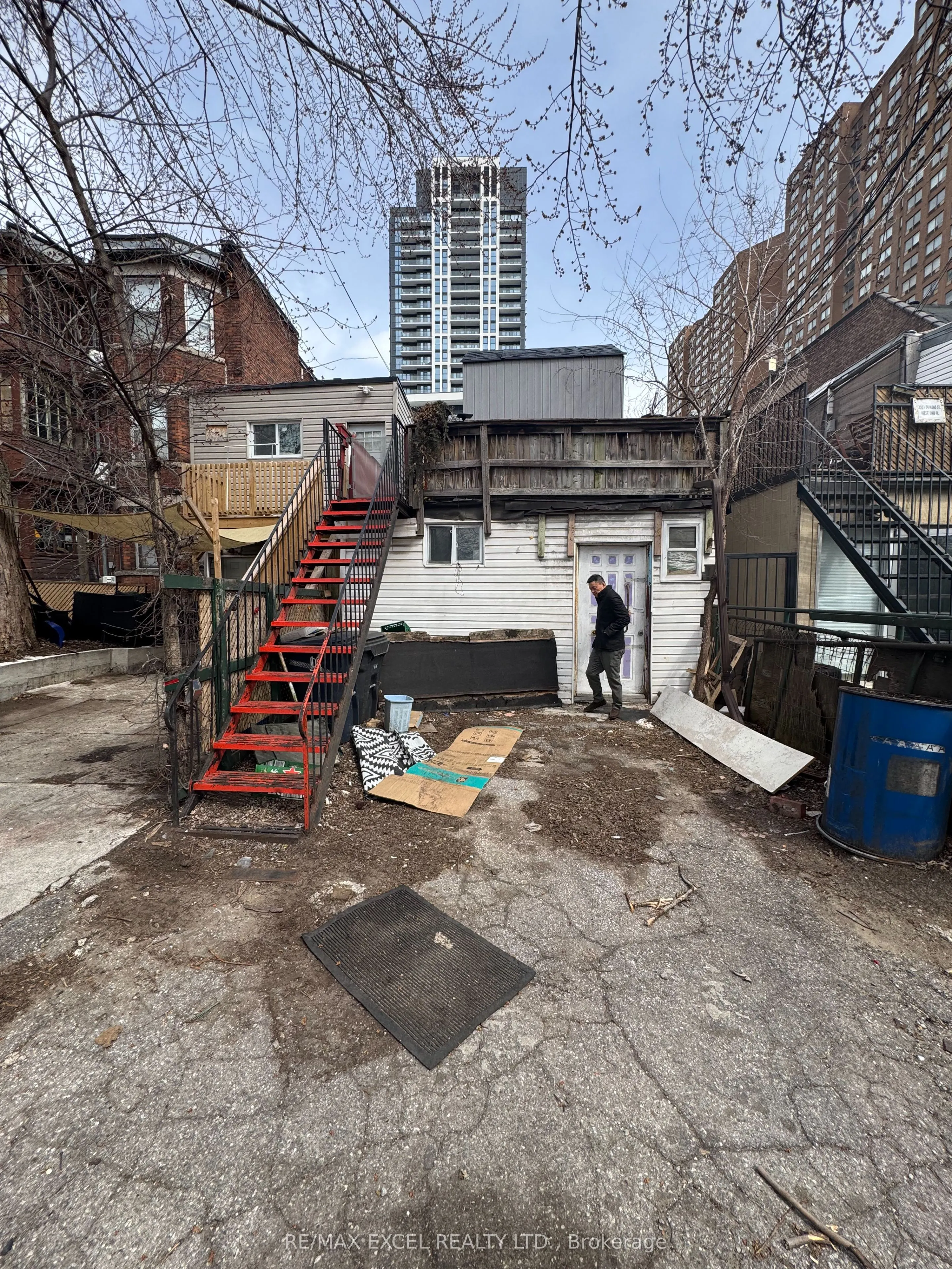 2383 Dundas Street W