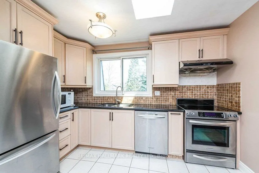 2483 Yarmouth Crescent