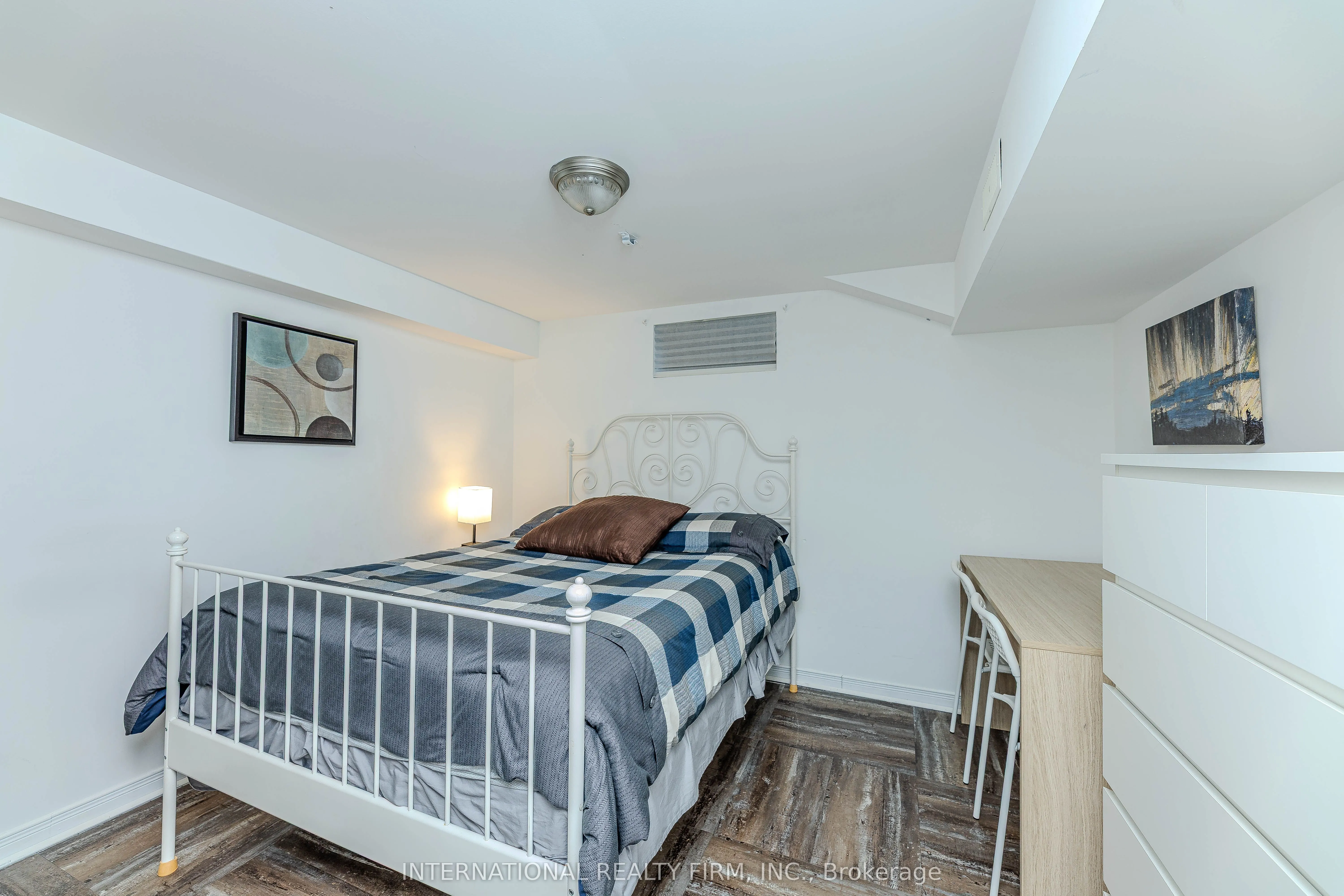 1291 Consort Crescent