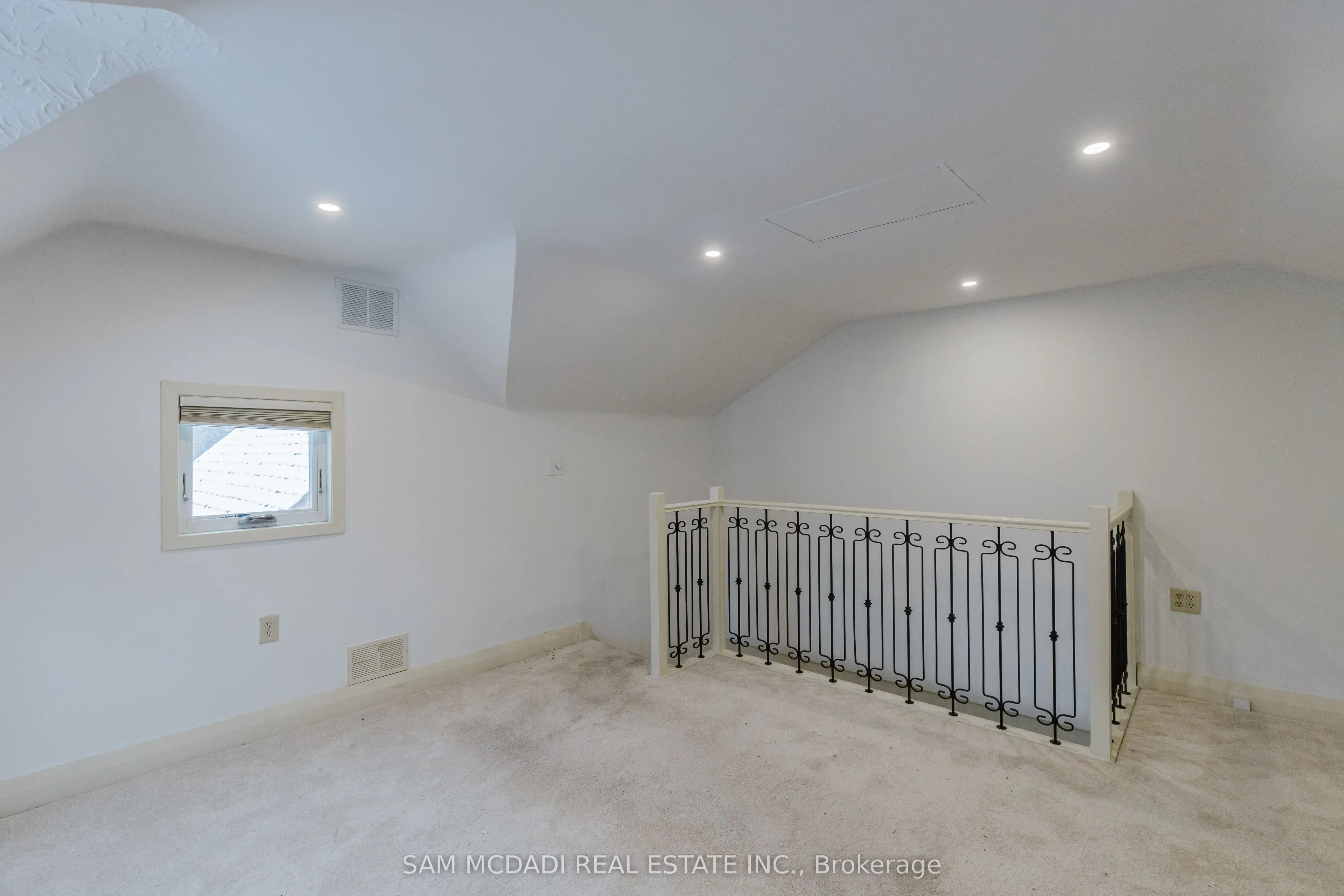 62 Maple Avenue S