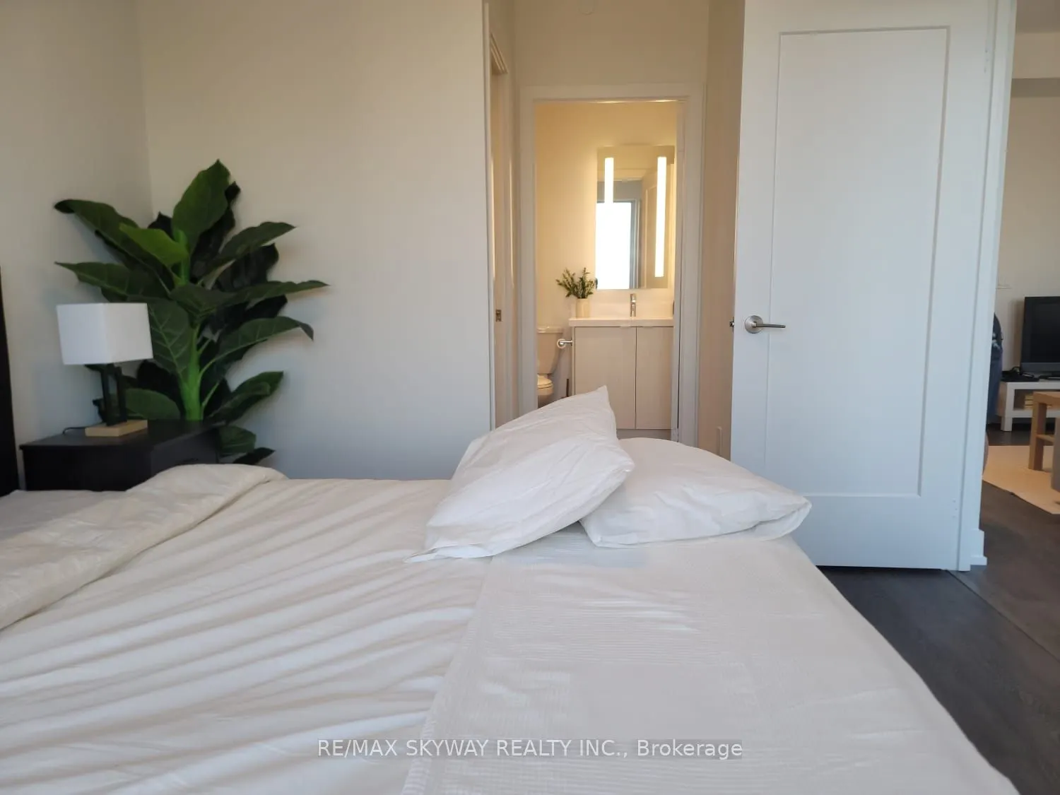 5 Mabelle Avenue W, #3233