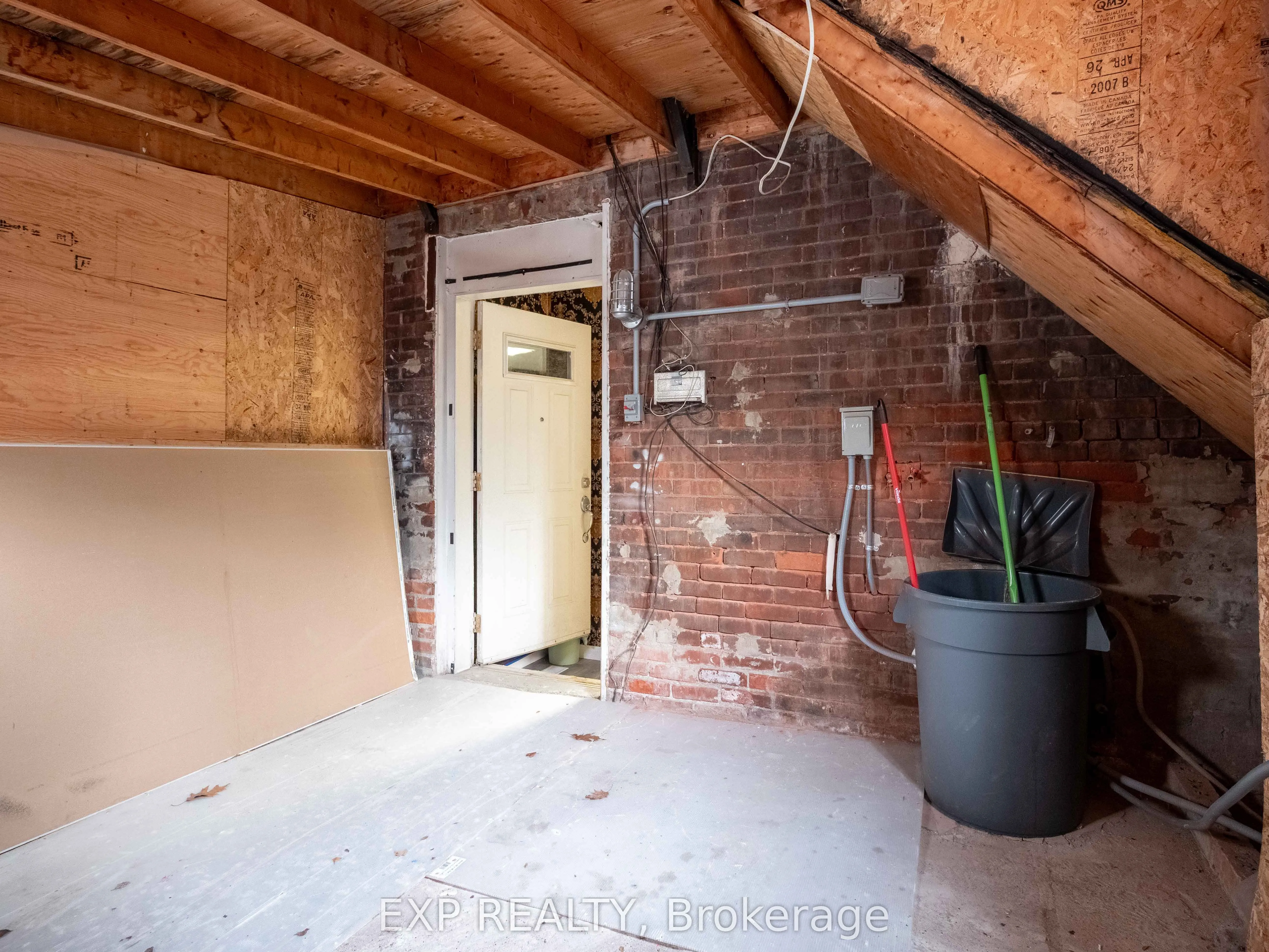 3052 Dundas Street W