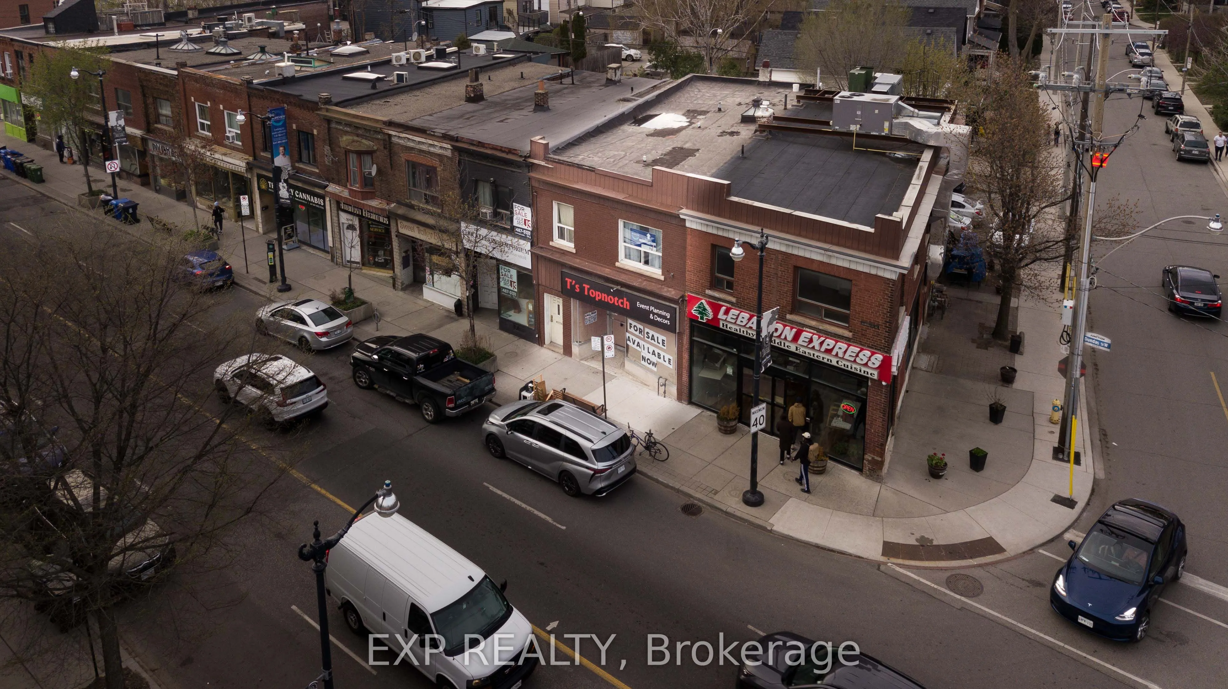 3052 Dundas Street W