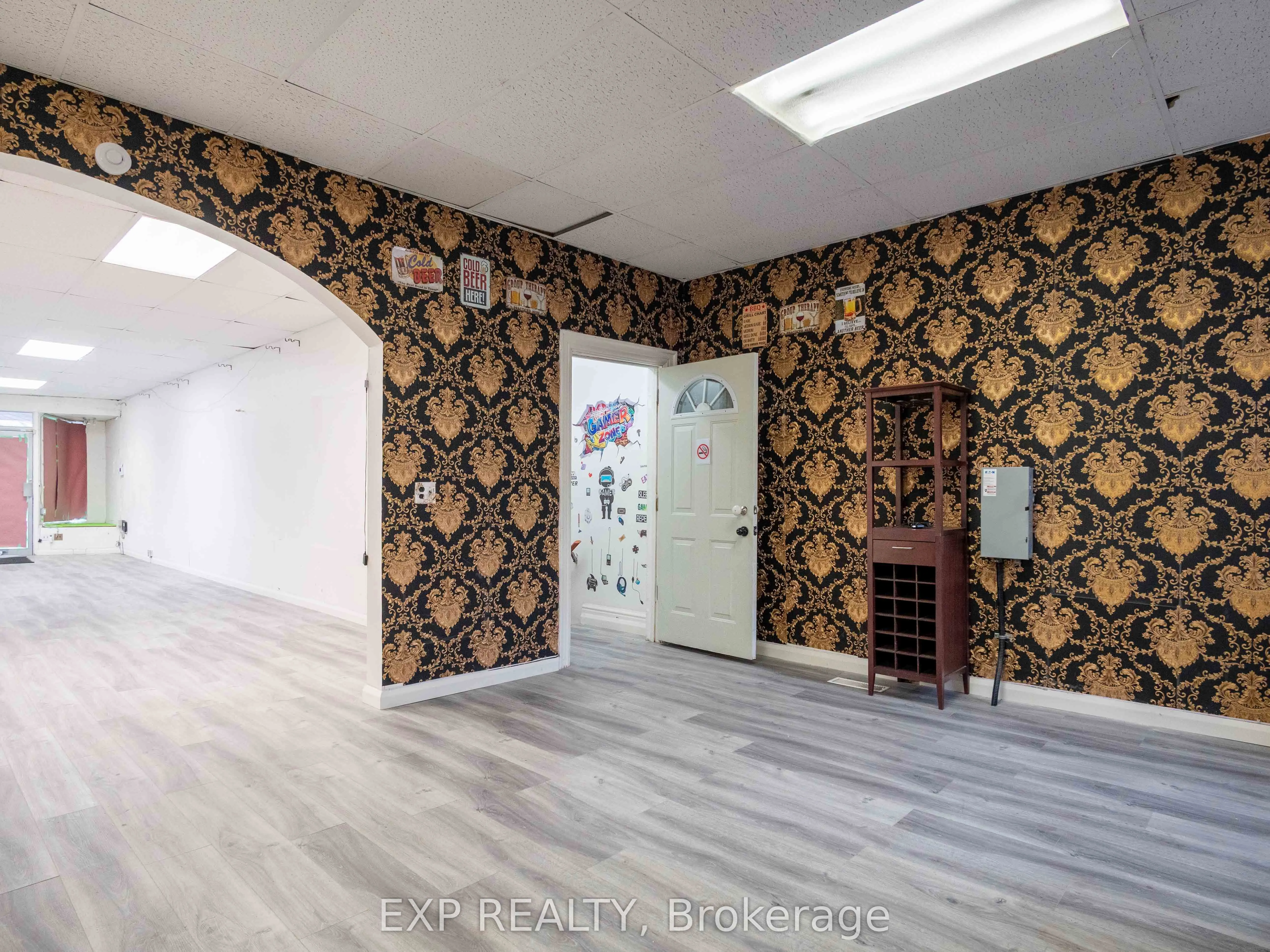 3052 Dundas Street W