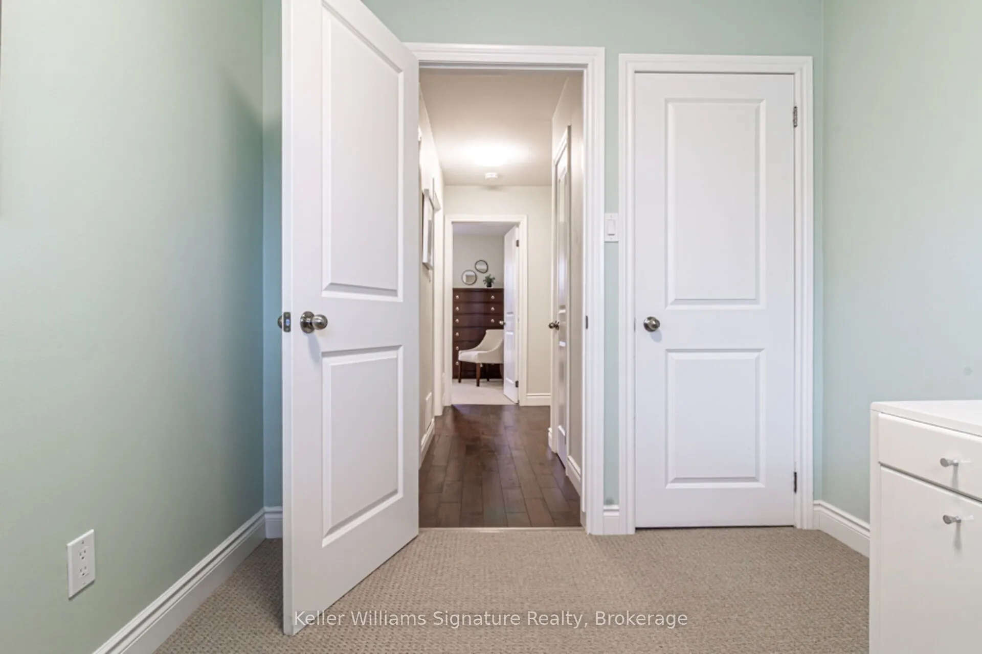 2231 Urwin Crescent