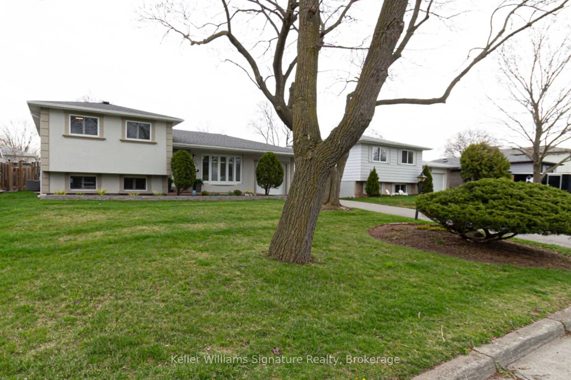 2231 Urwin Crescent