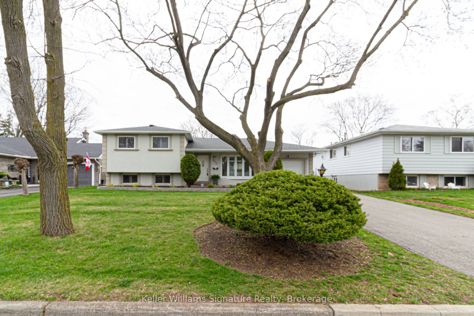 2231 Urwin Crescent