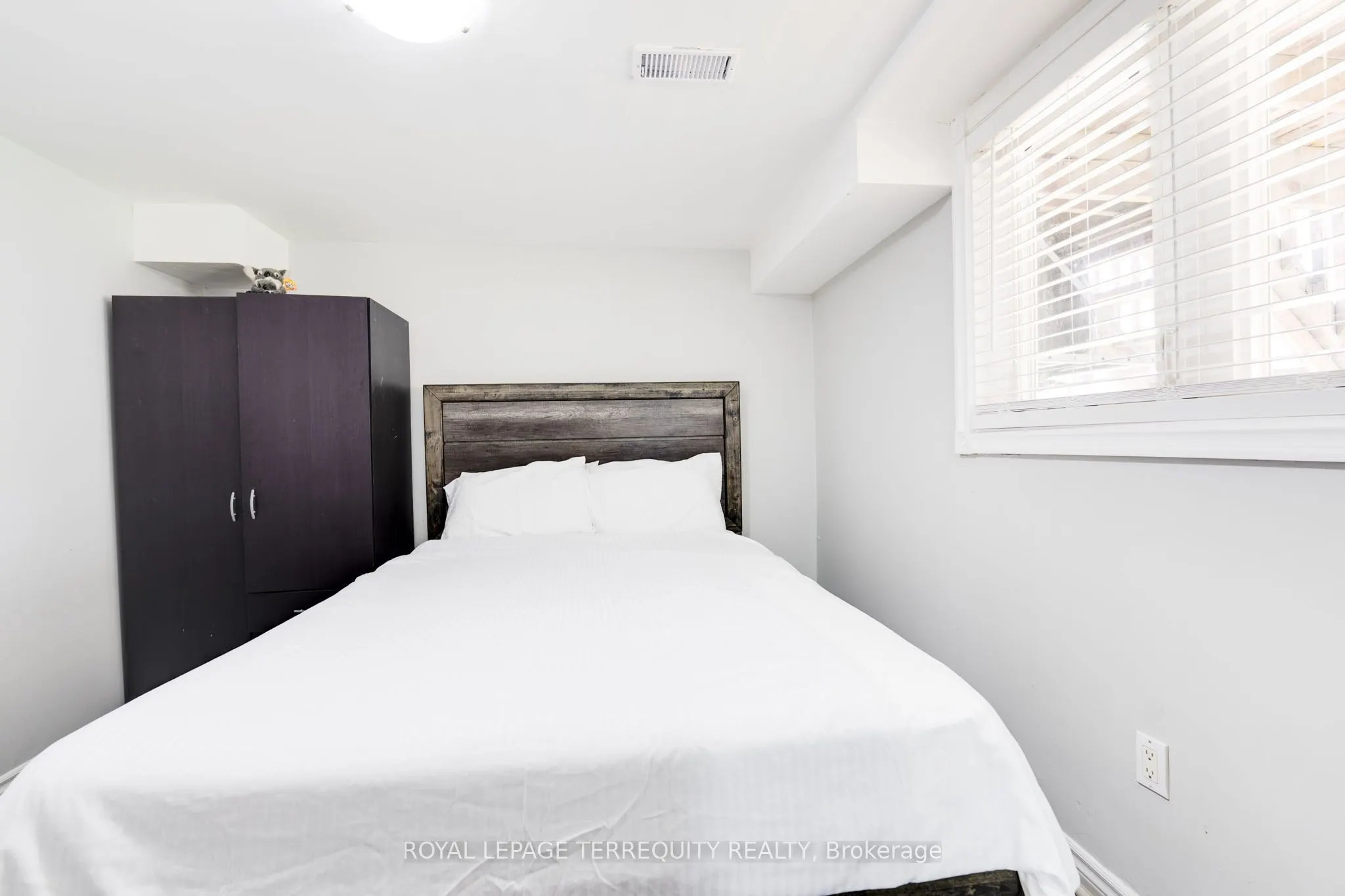 4242 Petersburg Crescent