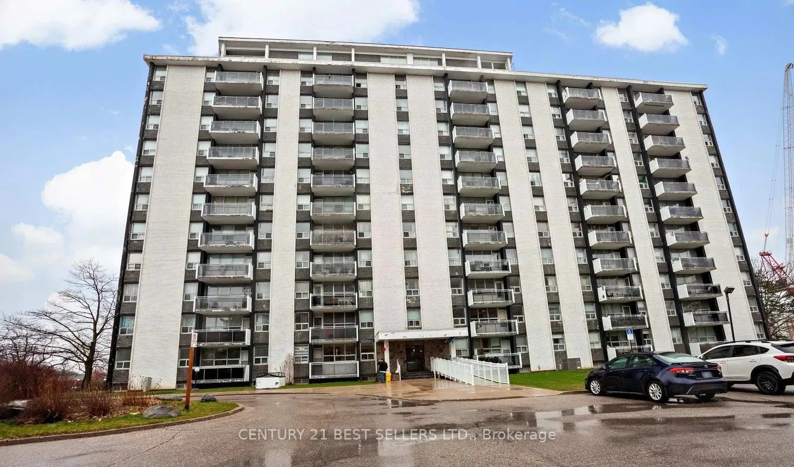 151 La Rose Avenue, #306
