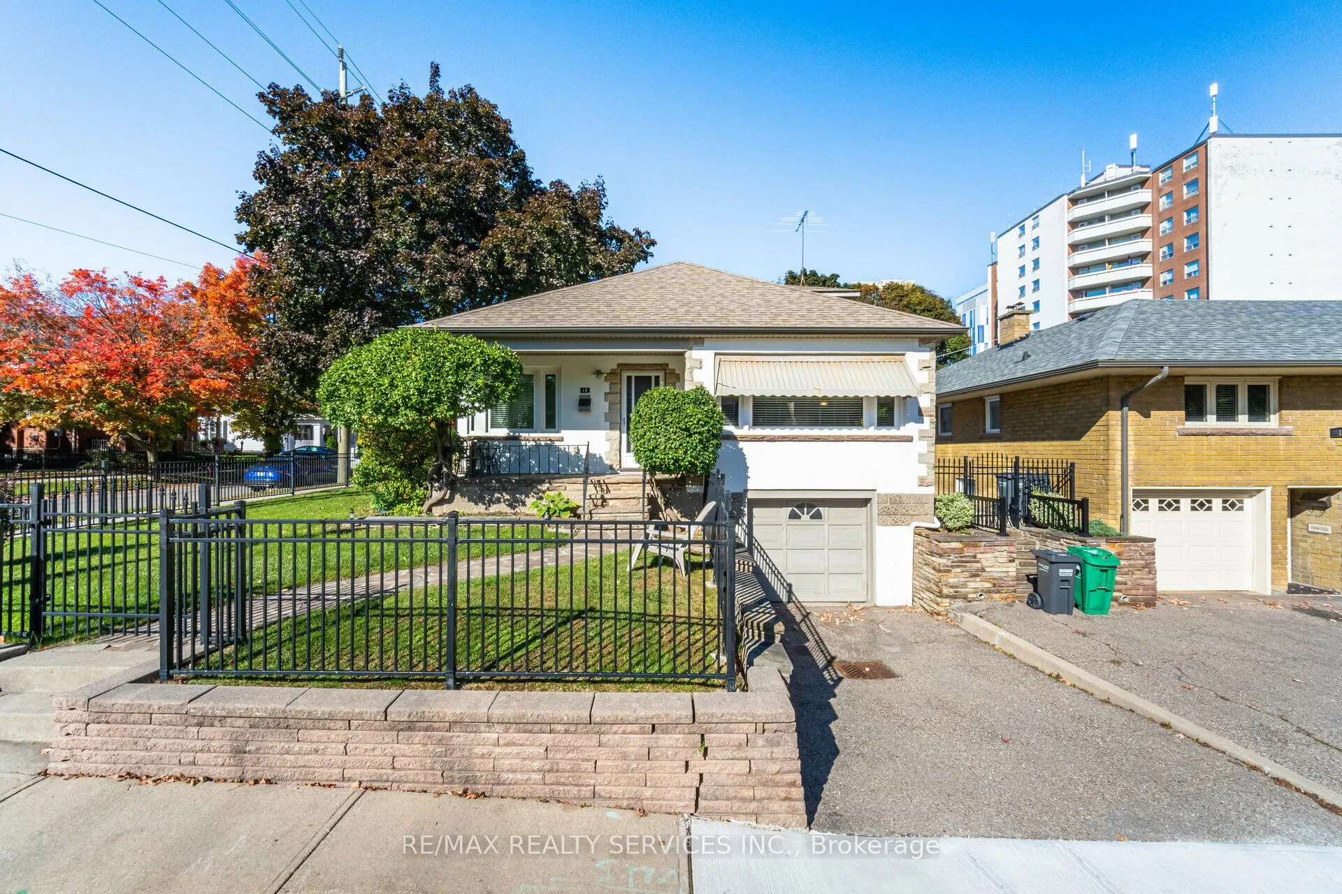 18 Wellington Street W
