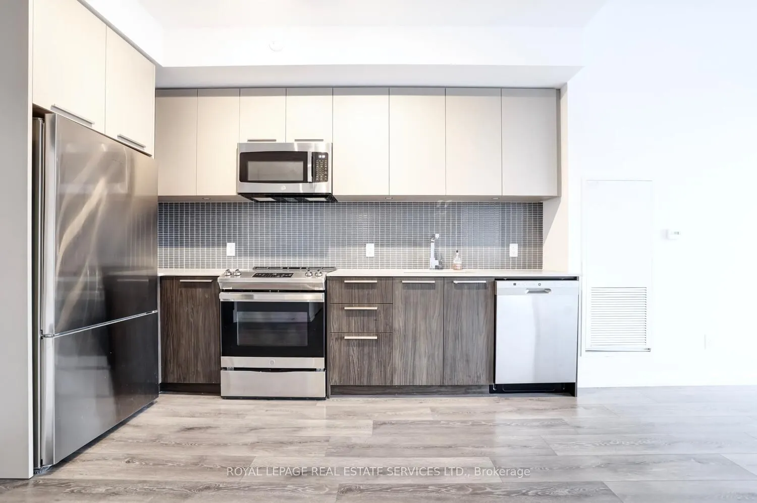 4208 Dundas Street W, #702