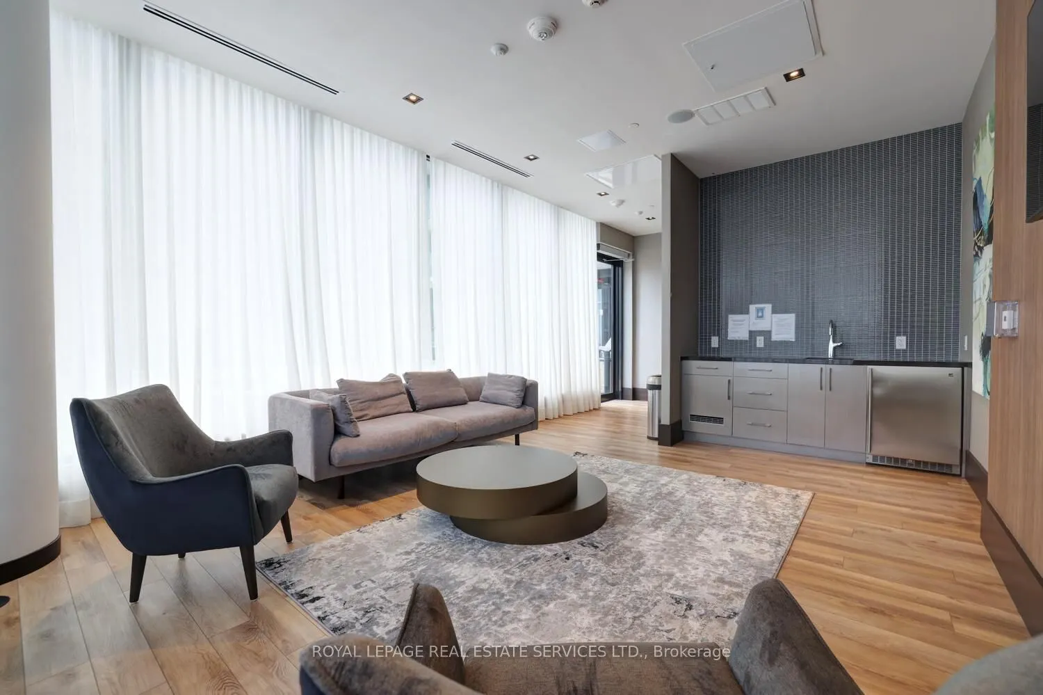 4208 Dundas Street W, #702