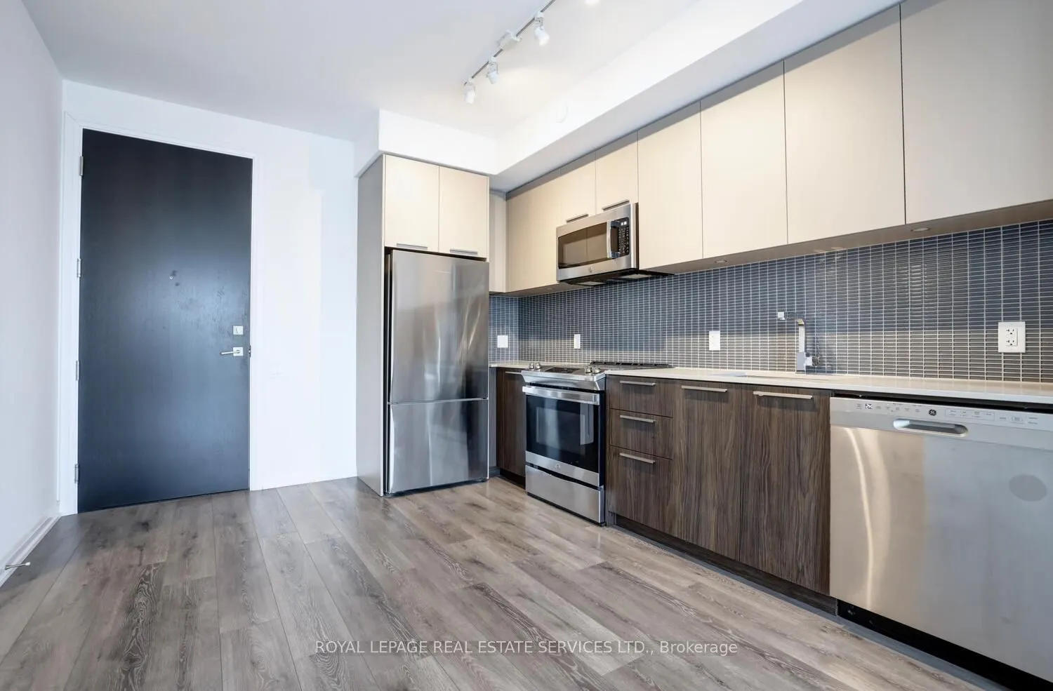 4208 Dundas Street W, #702
