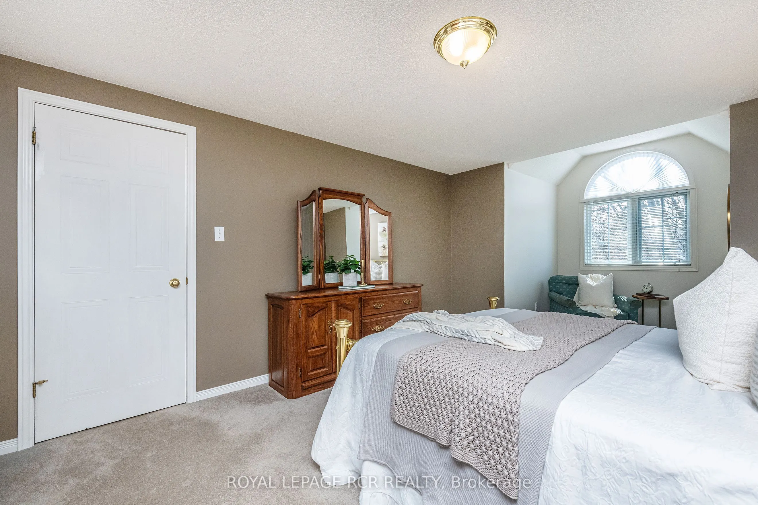 222 Walsh Crescent