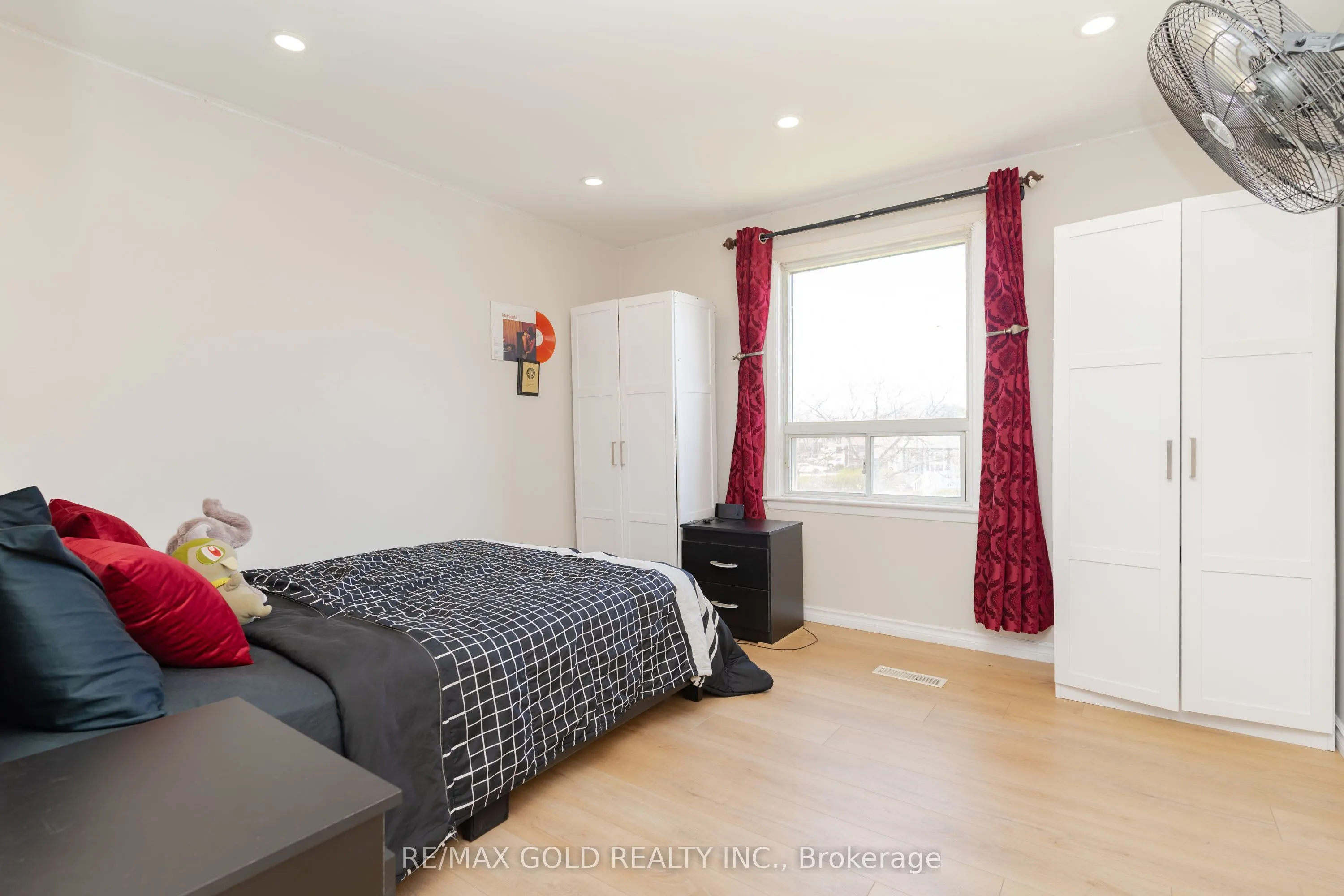 4 Elvina Gate