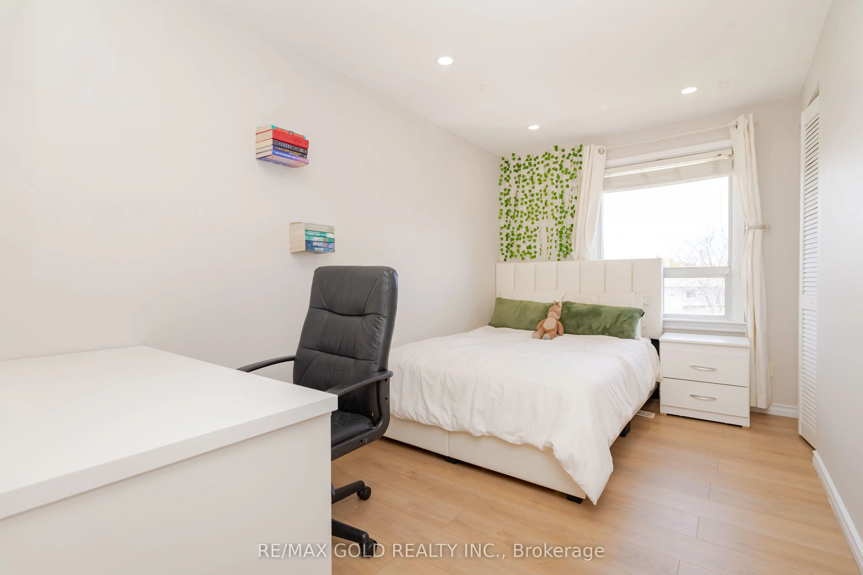 4 Elvina Gate