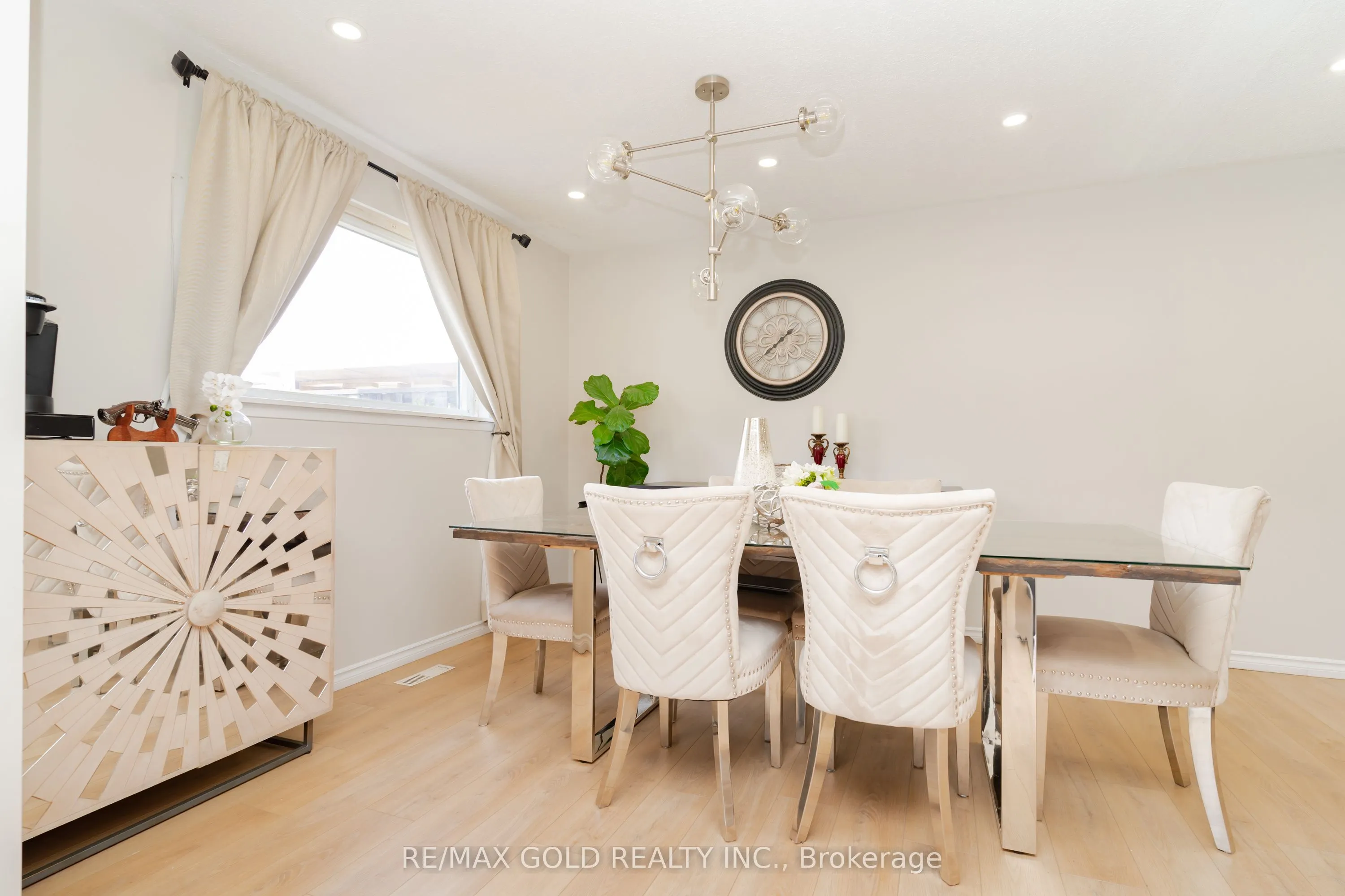 4 Elvina Gate