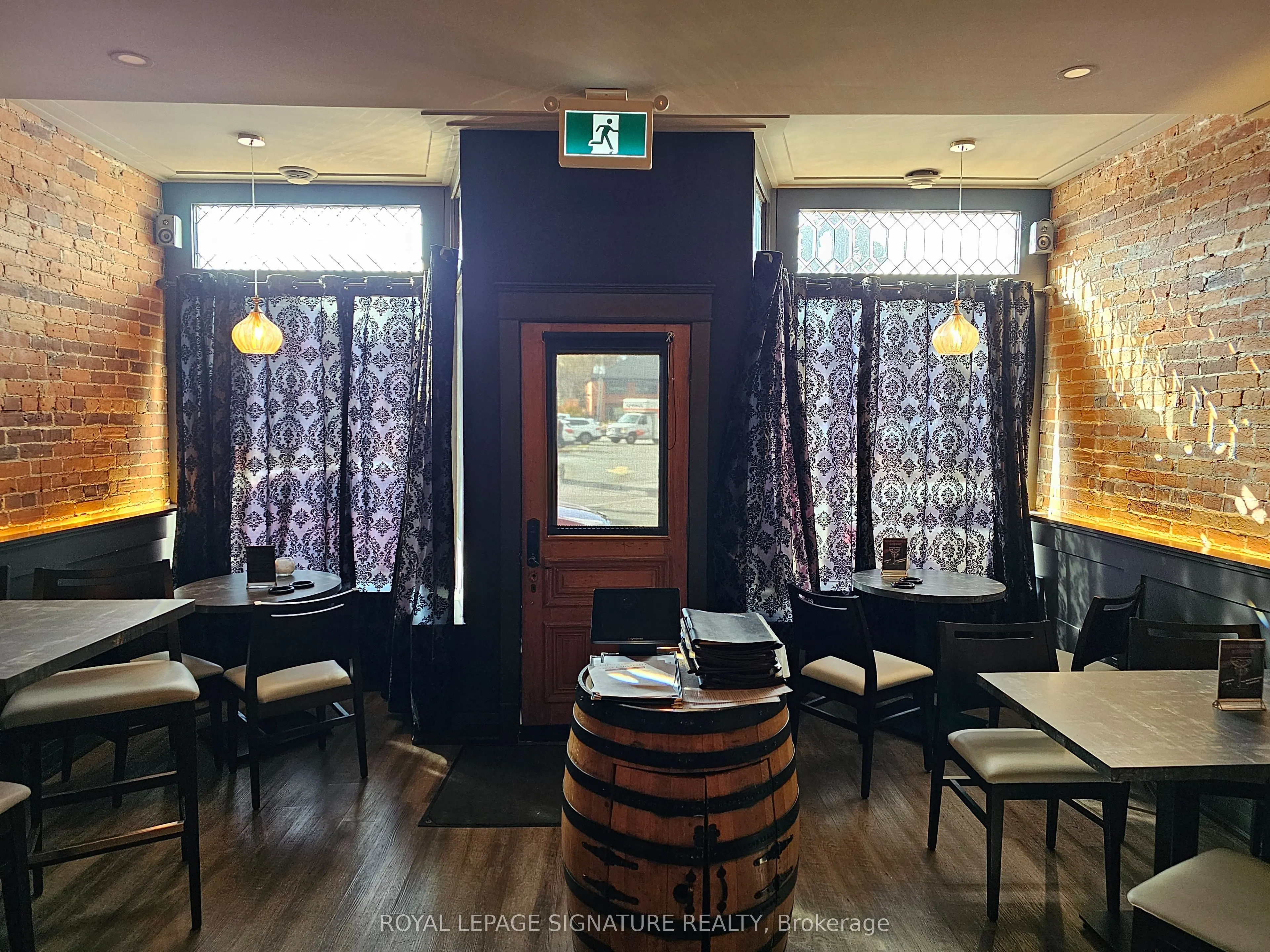 23 Queen Street N