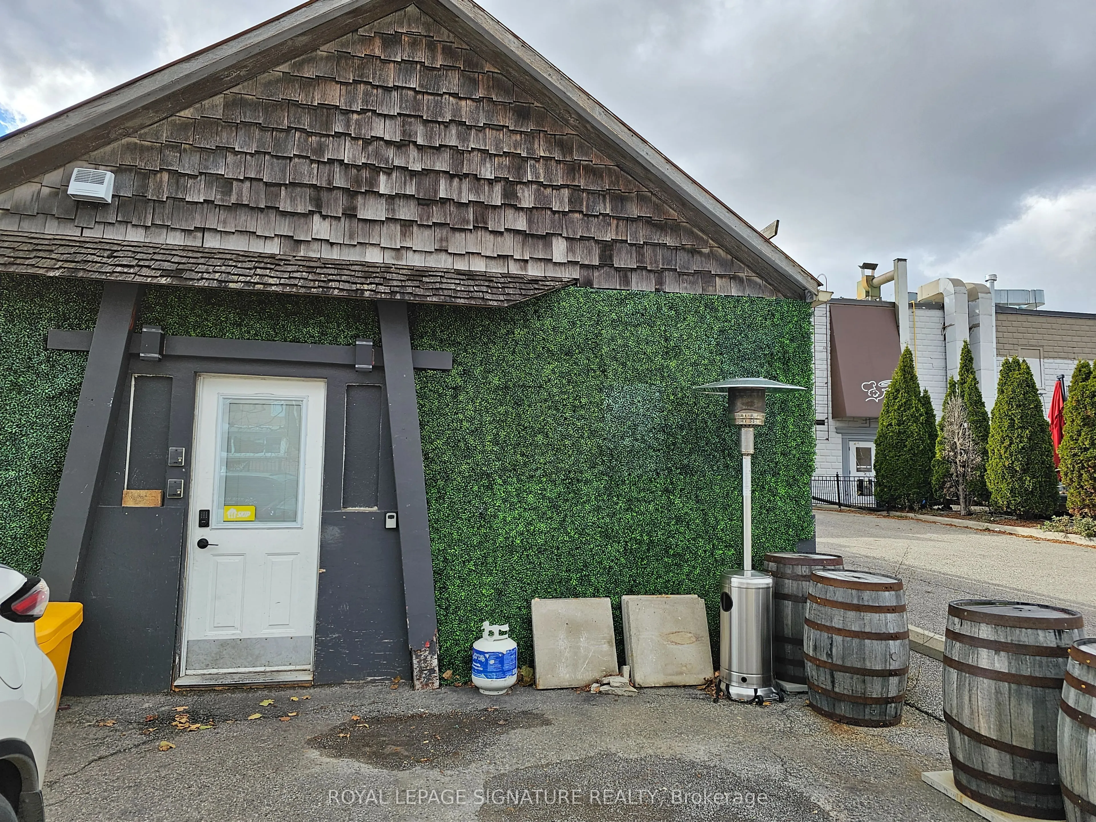 23 Queen Street N