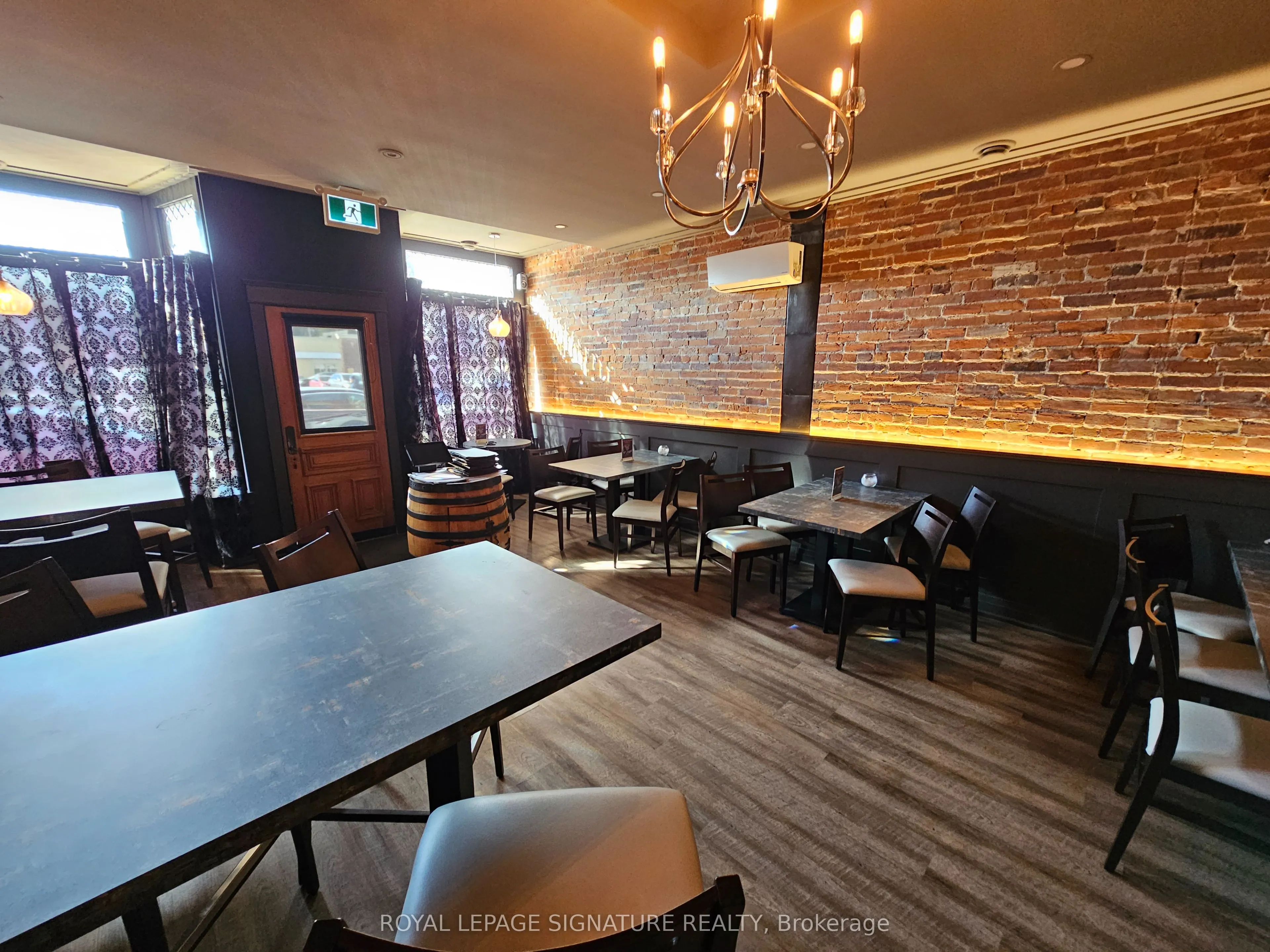 23 Queen Street N