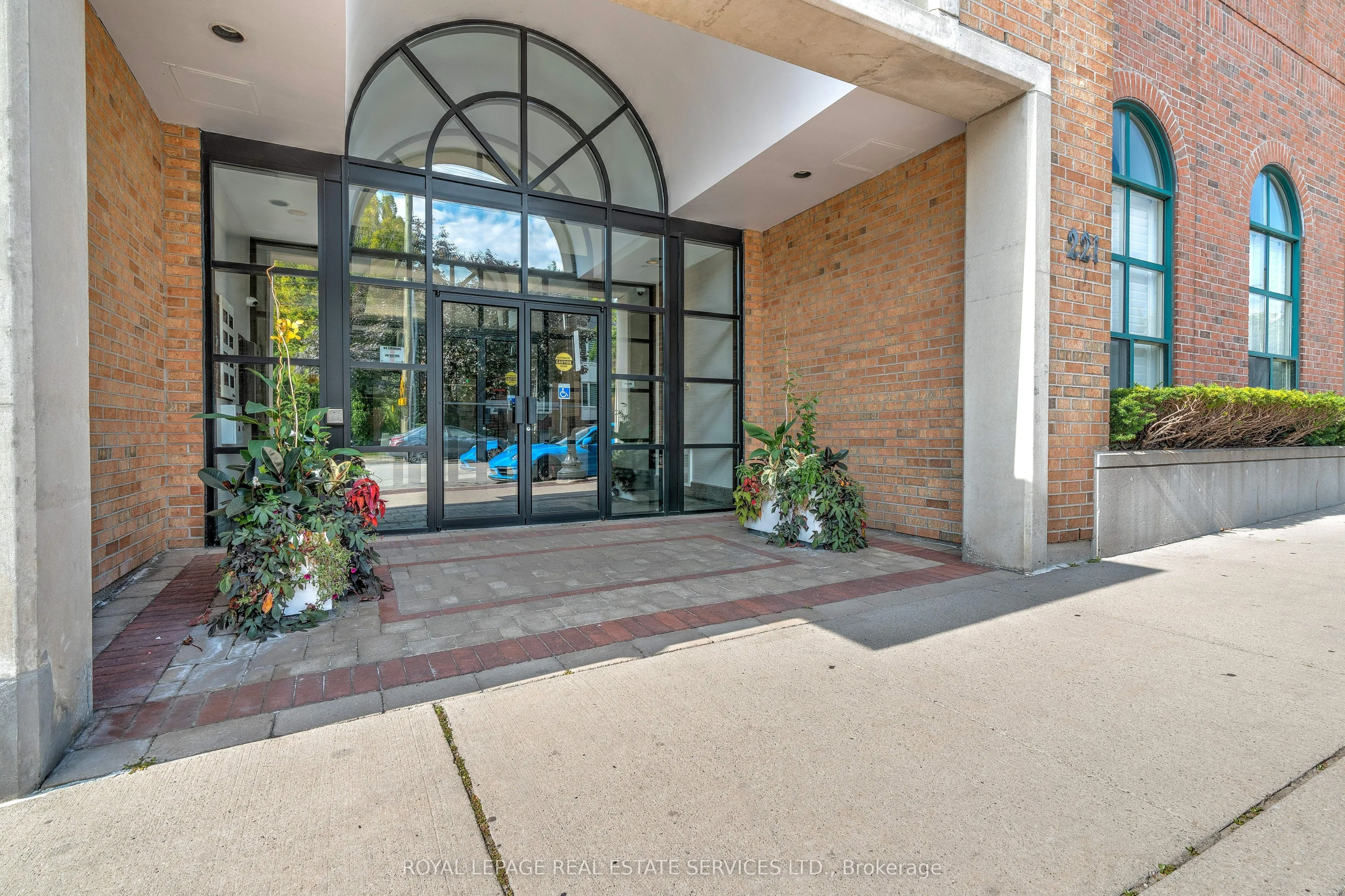 221 Robinson Street, #PH8