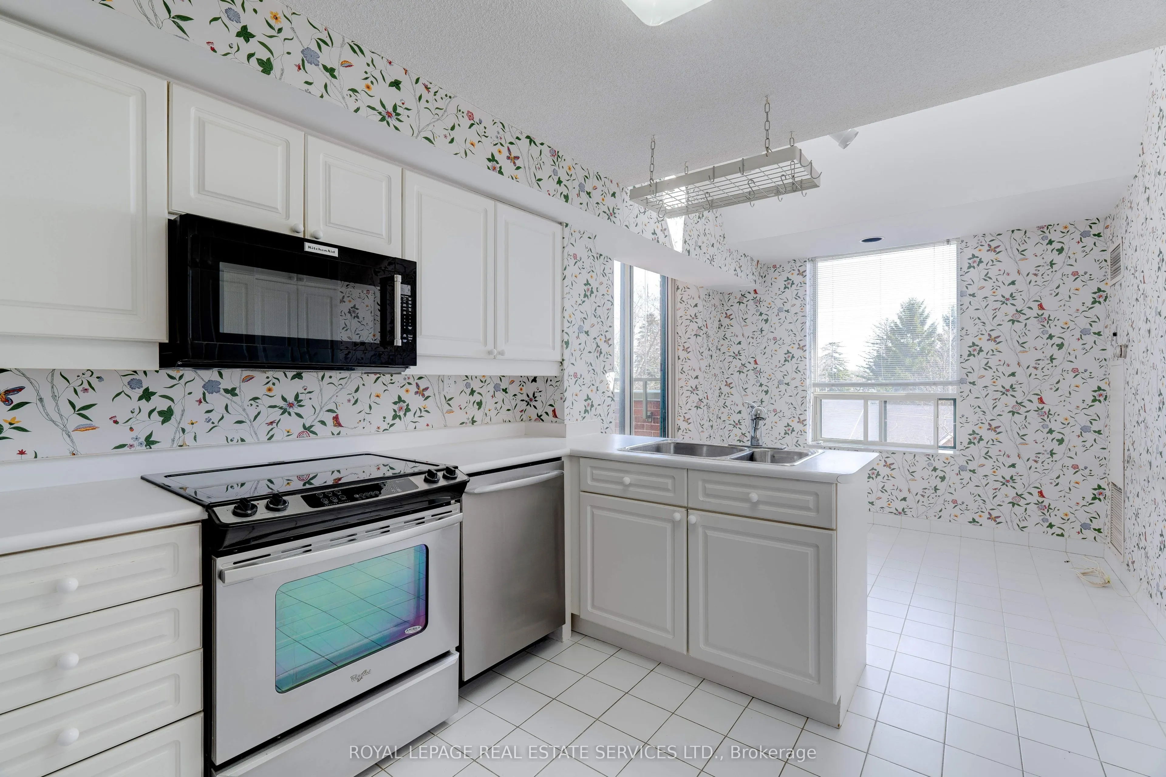 221 Robinson Street, #PH8