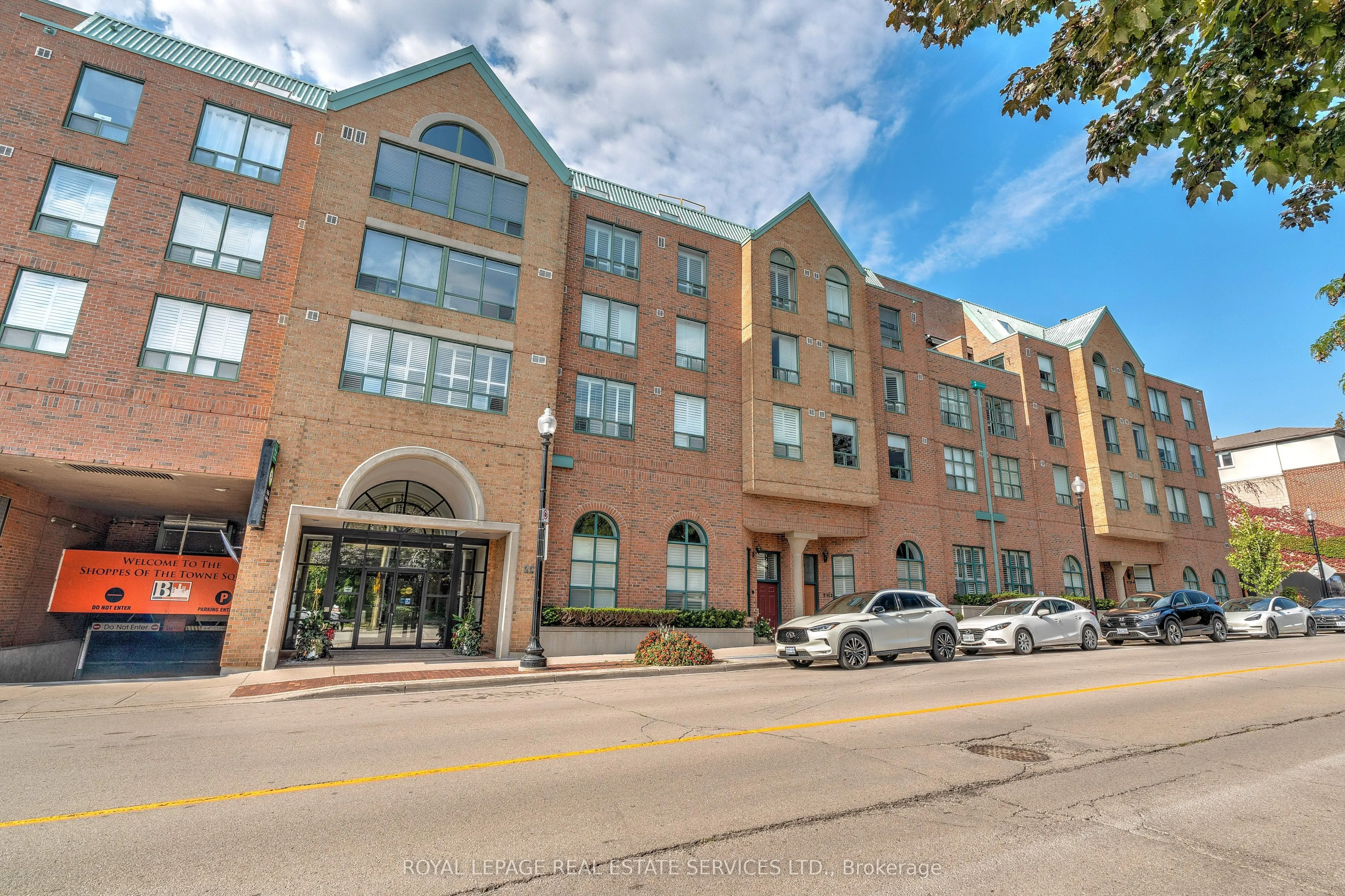 221 Robinson Street, #PH8