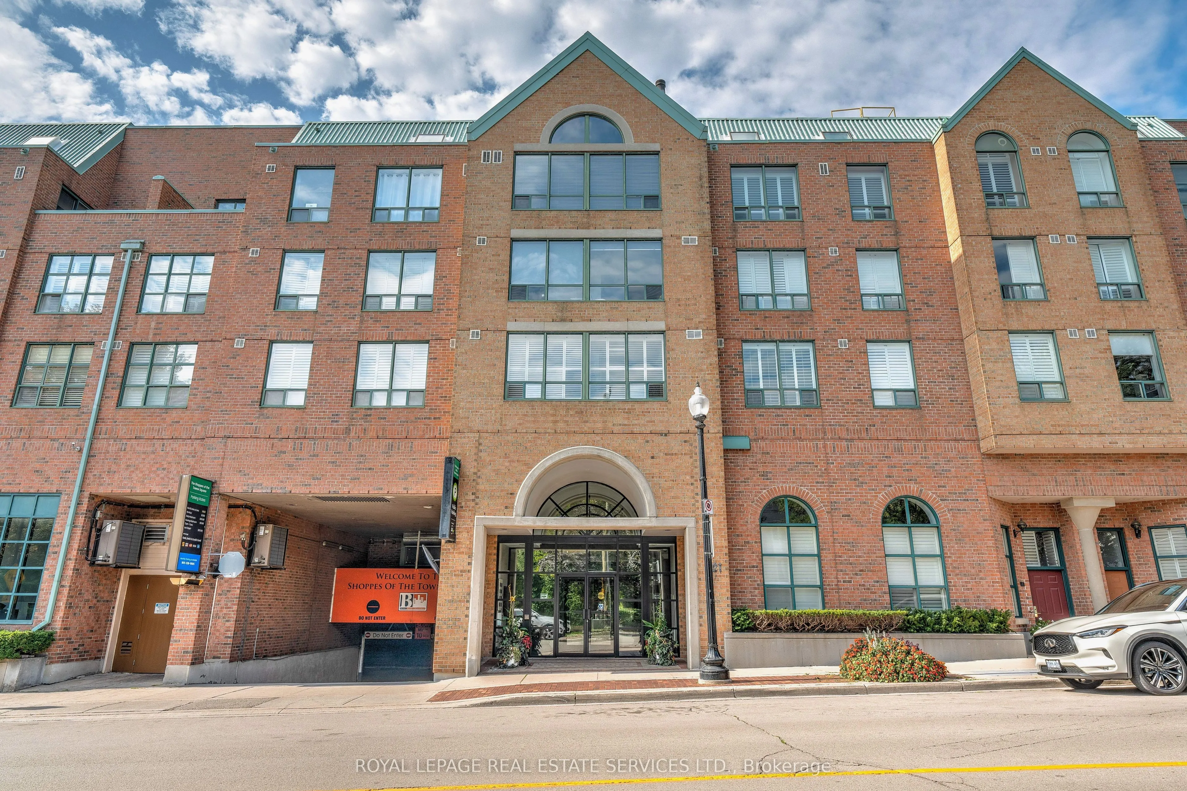 221 Robinson Street, #PH8