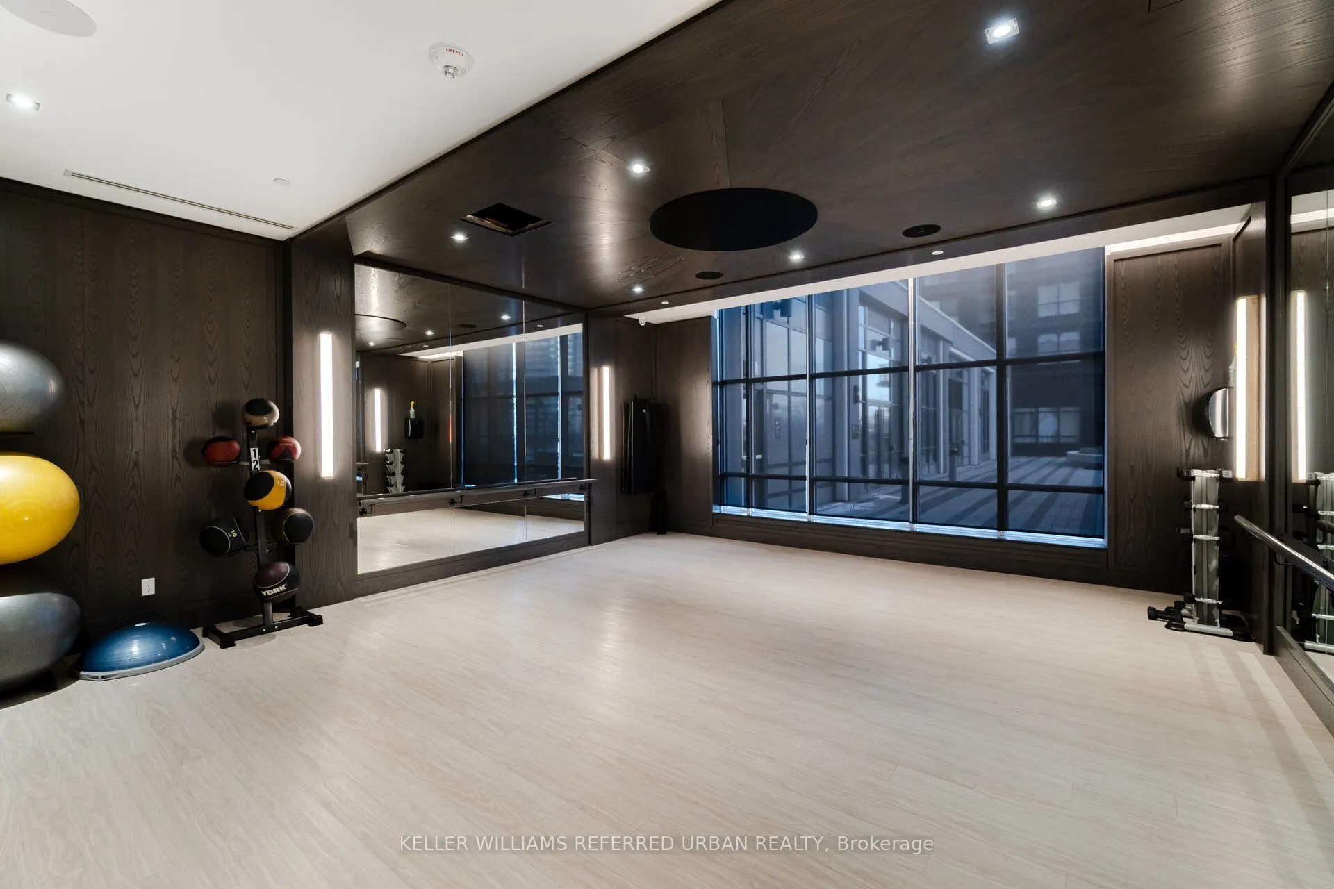 9 Mabelle Avenue, #2422