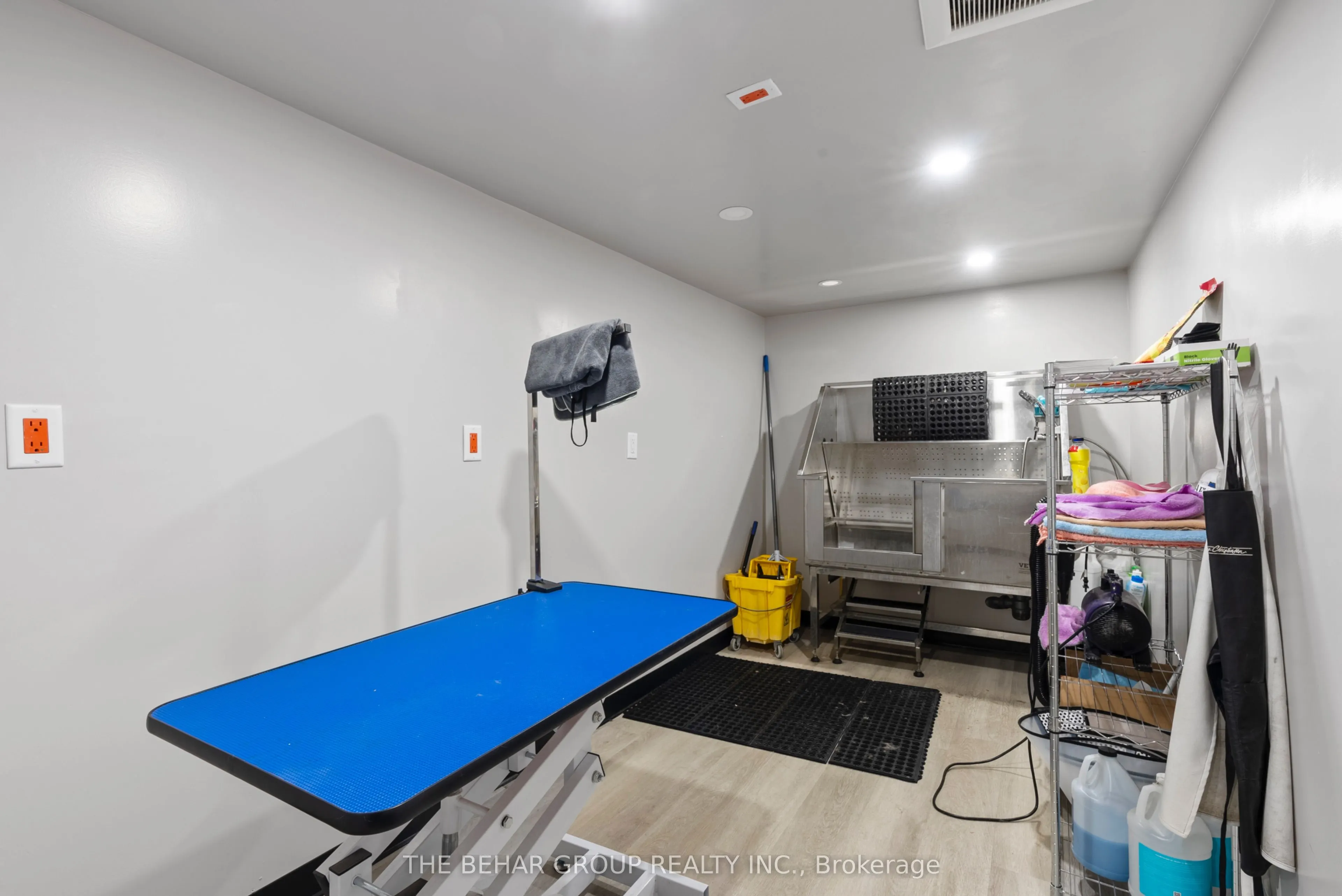 2299 Bloor Street W