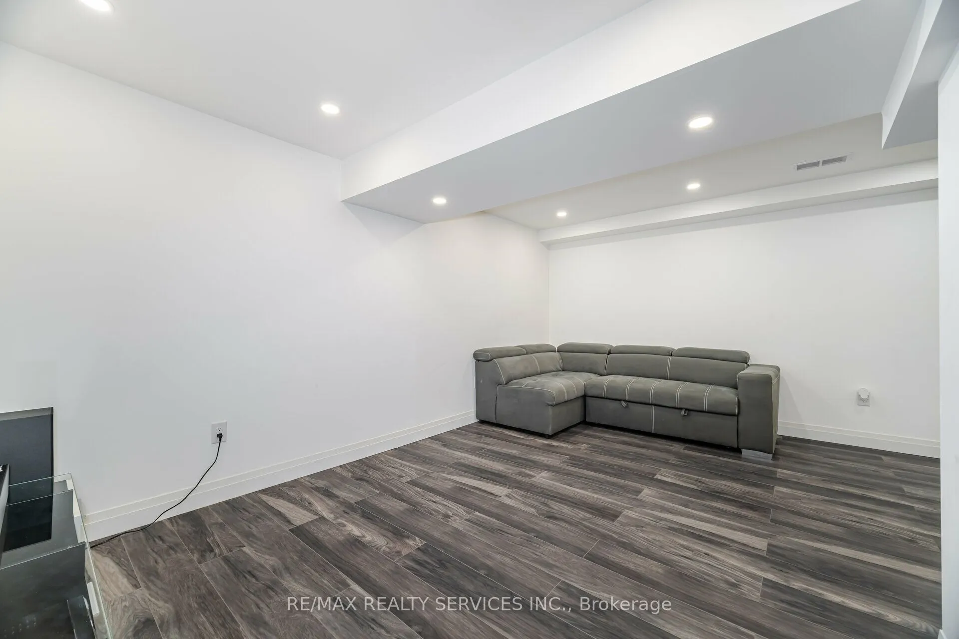 1317 Weller Cross