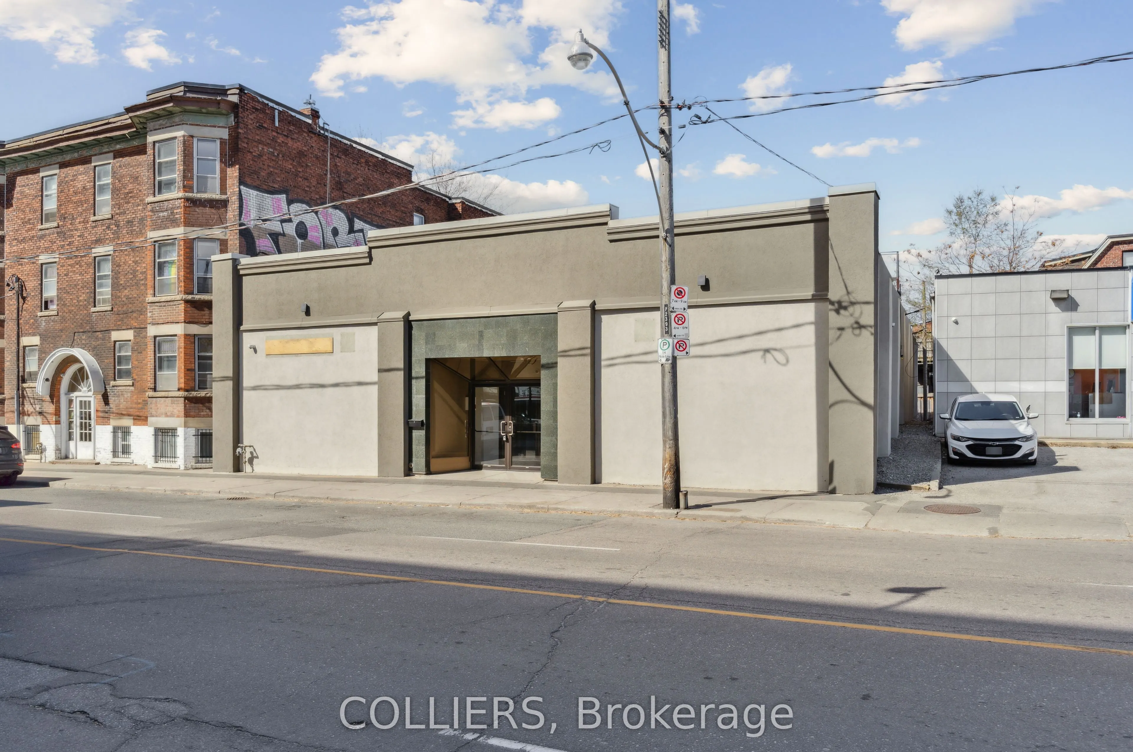 2393 Dundas Street W