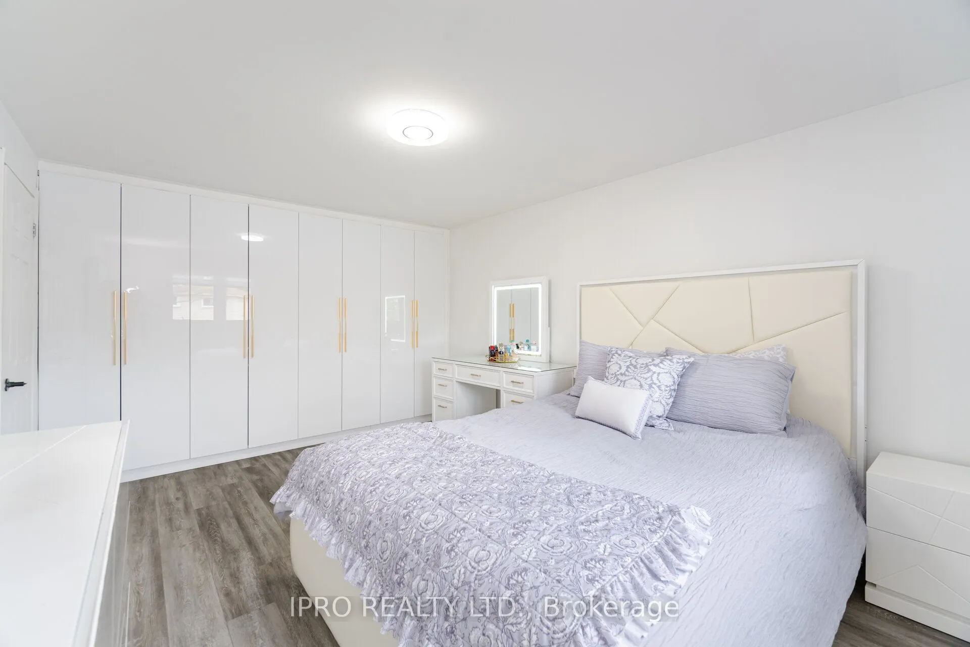 1625 Wavell Crescent