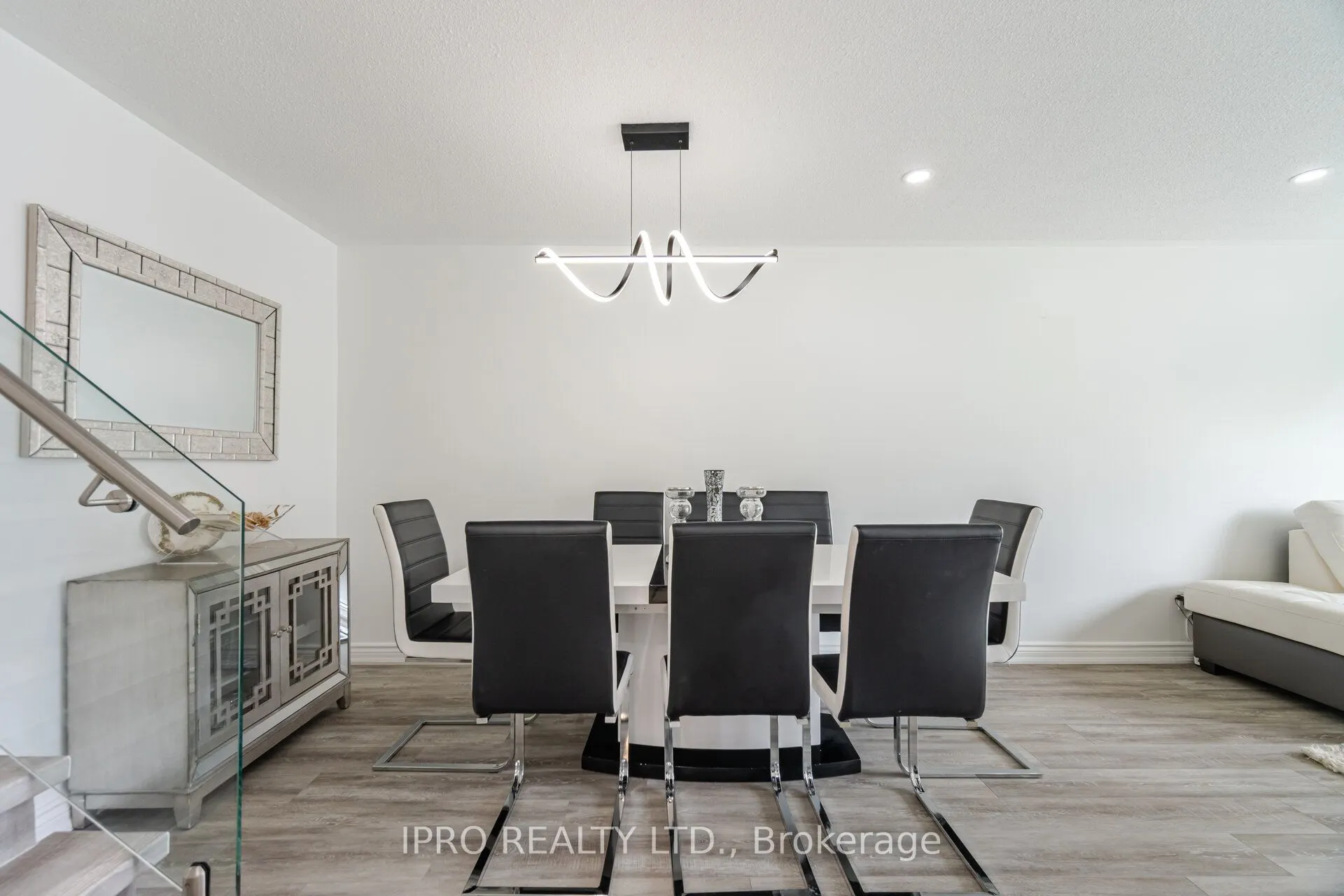 1625 Wavell Crescent