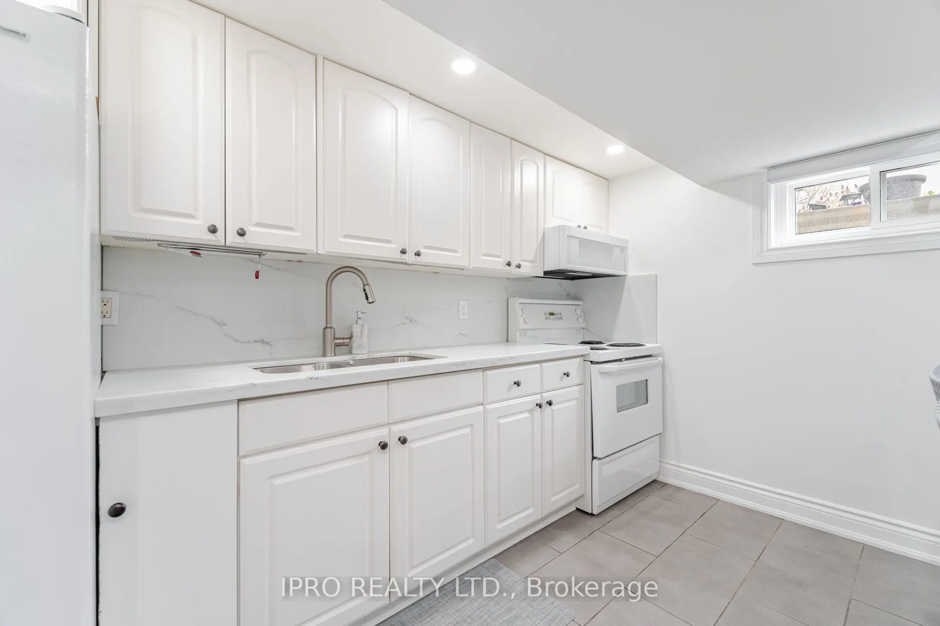 1625 Wavell Crescent