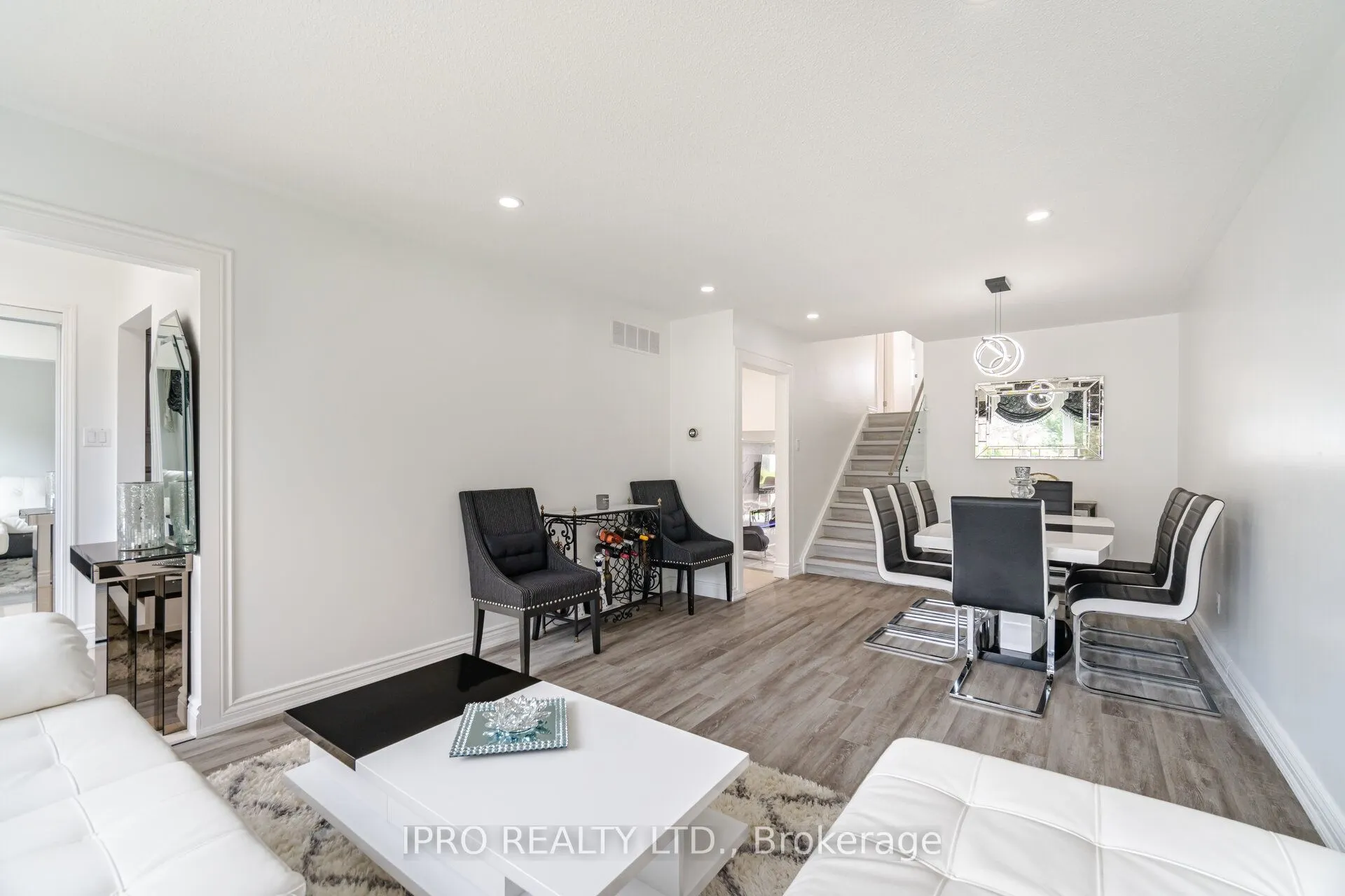 1625 Wavell Crescent