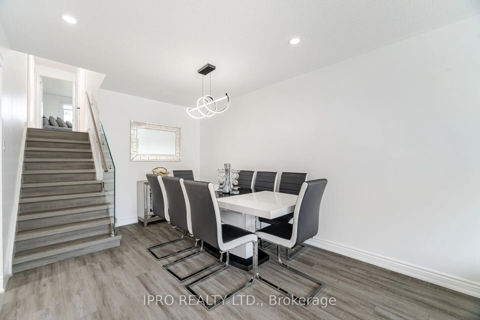 1625 Wavell Crescent