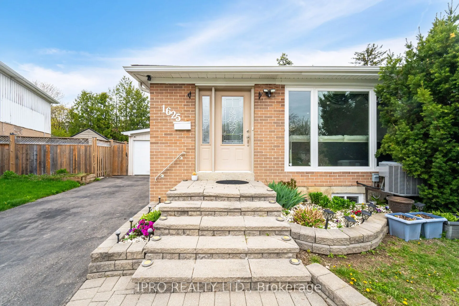 1625 Wavell Crescent