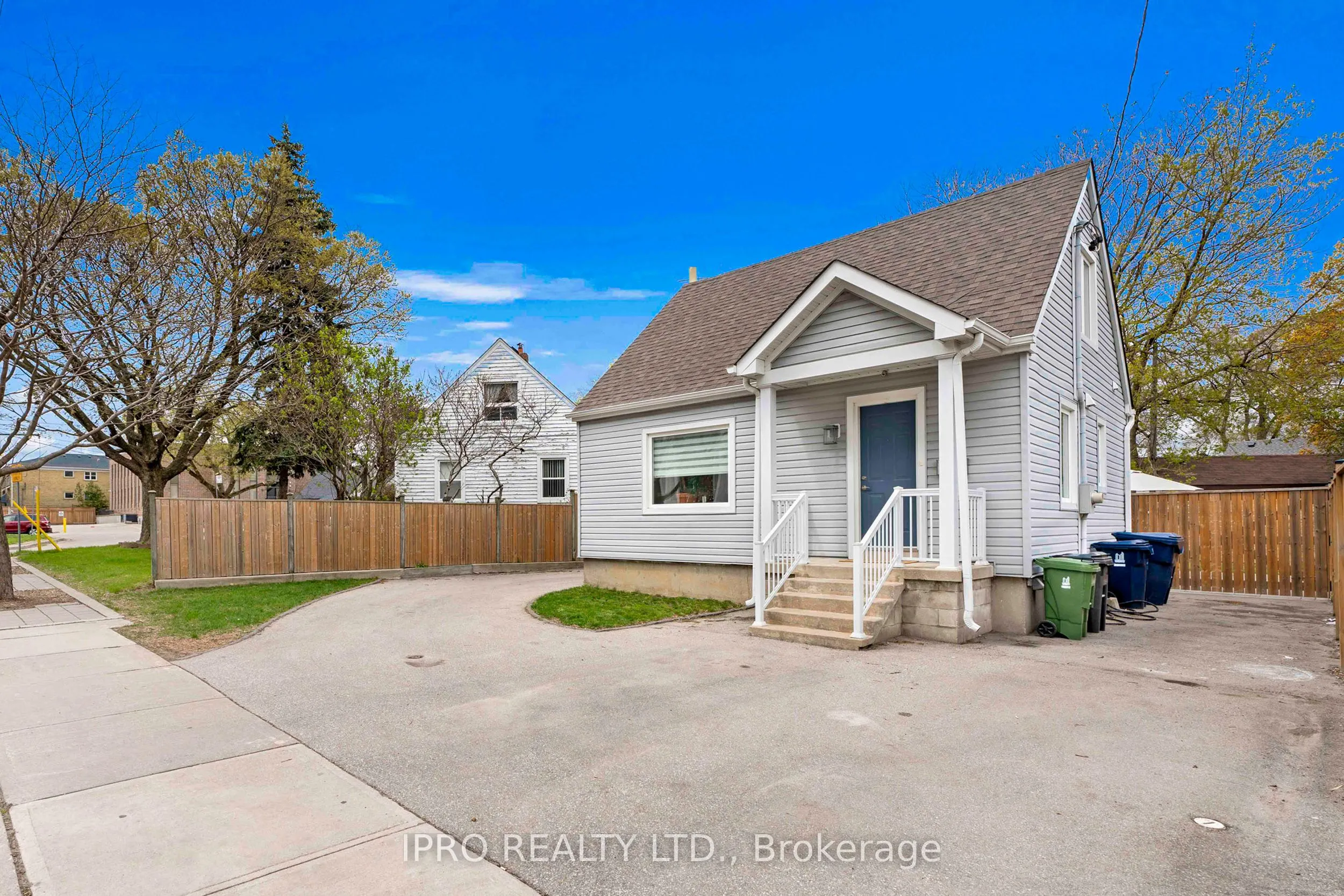 790 The Queensway