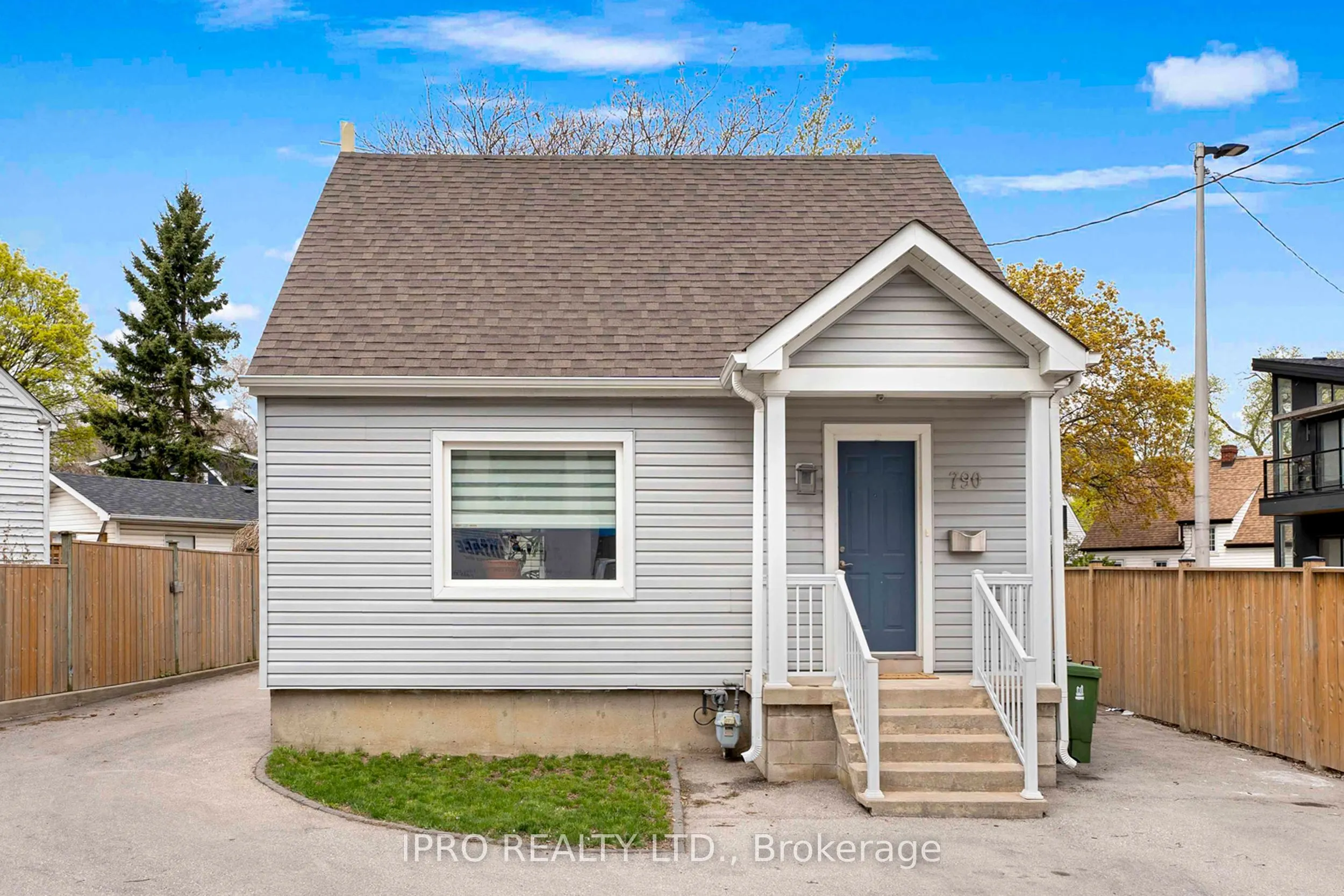 790 The Queensway