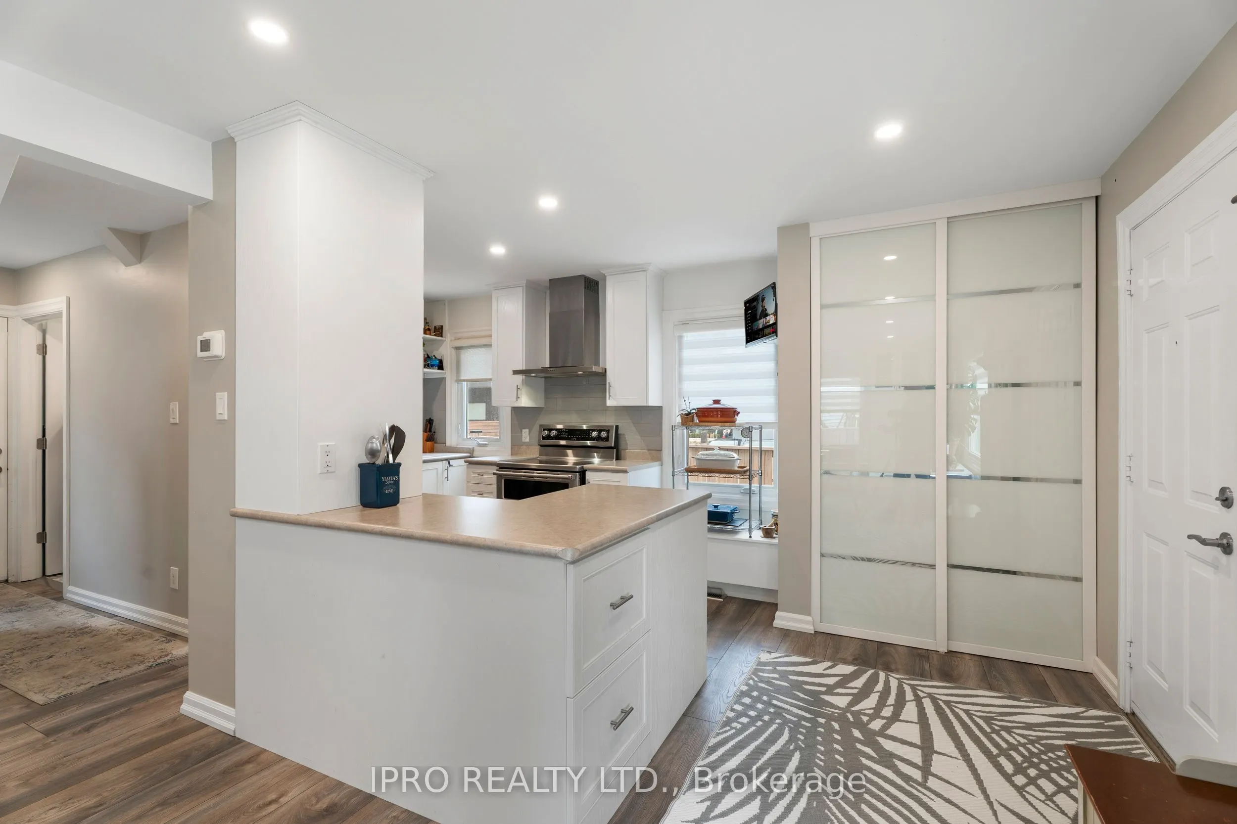790 The Queensway