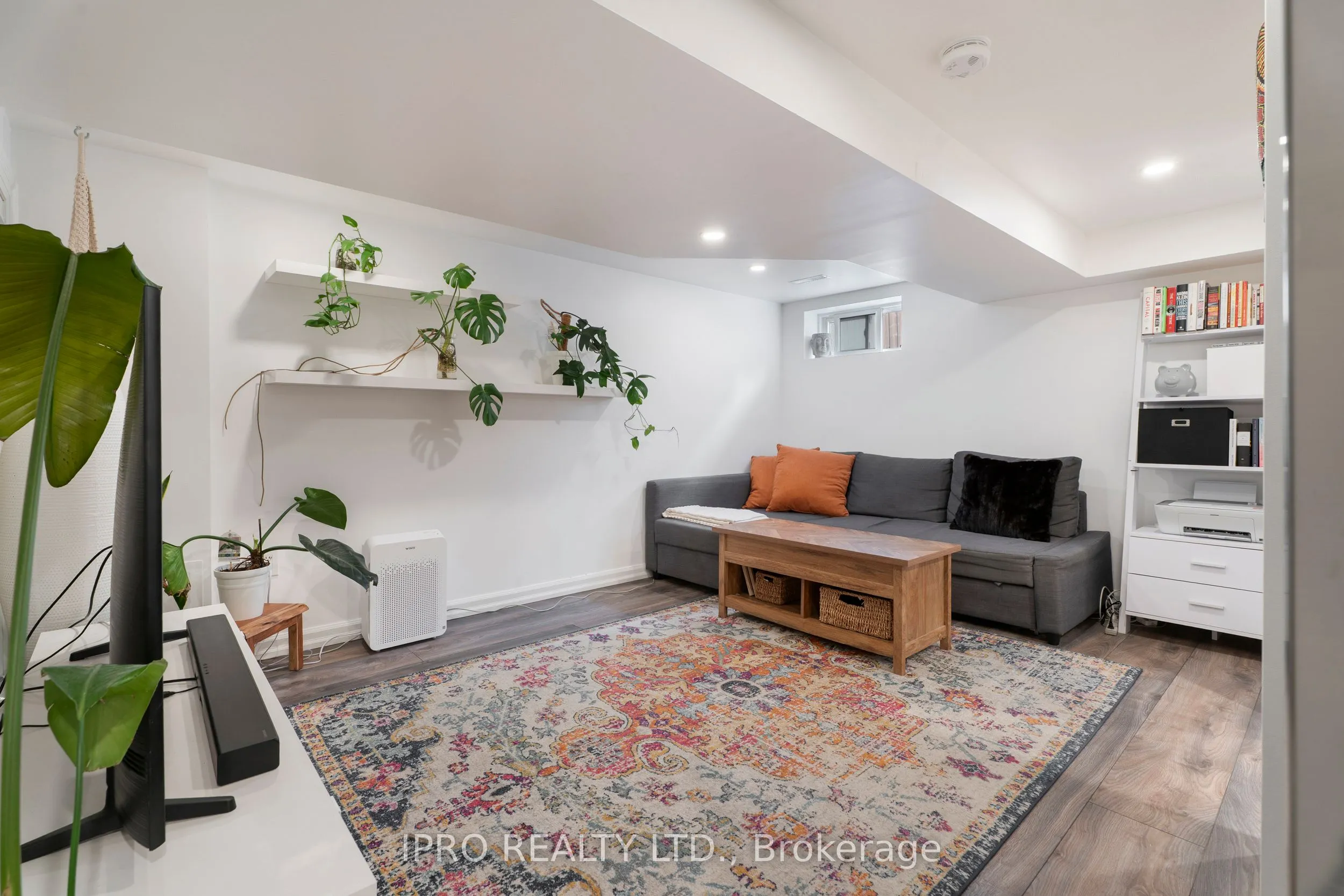 790 The Queensway