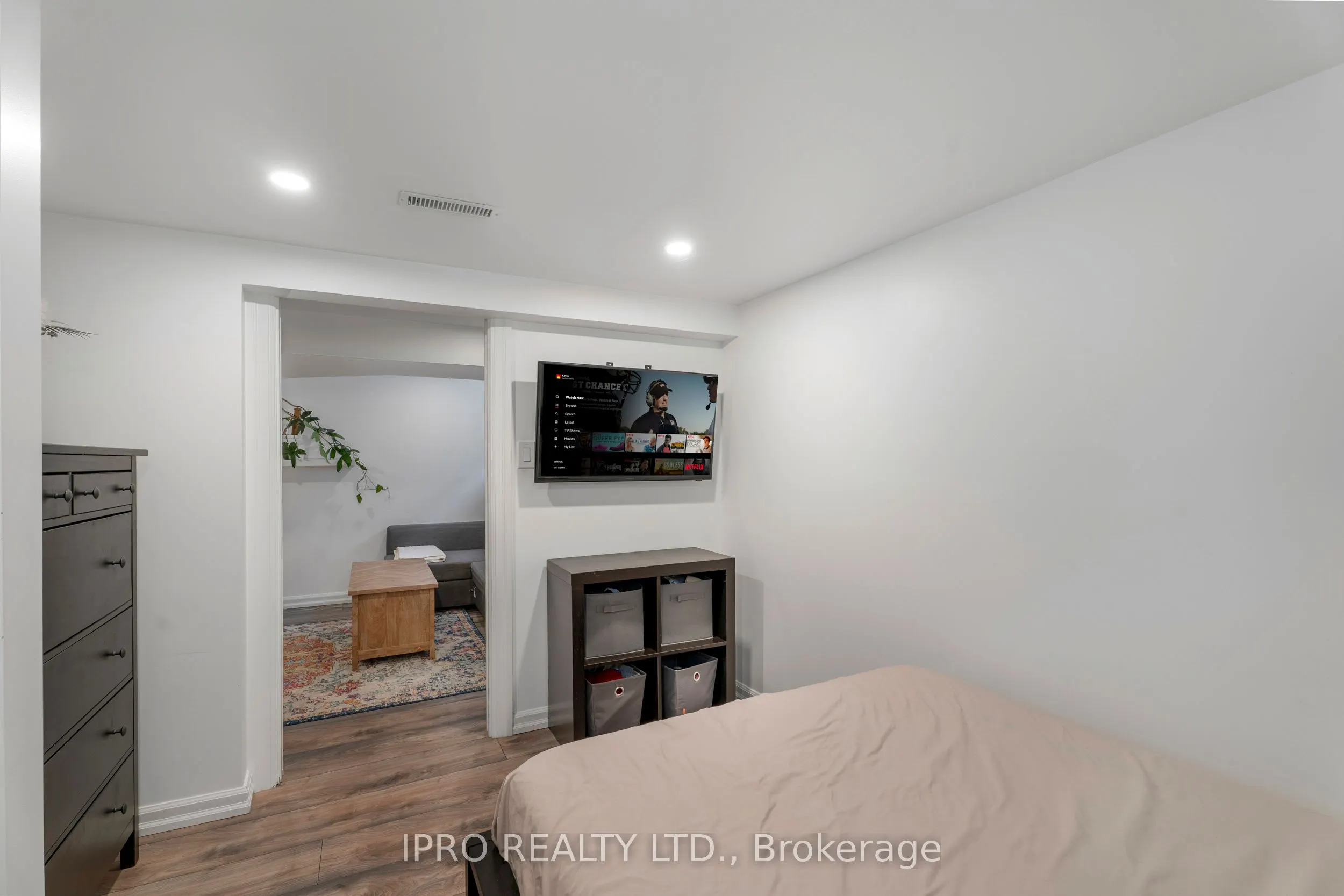 790 The Queensway
