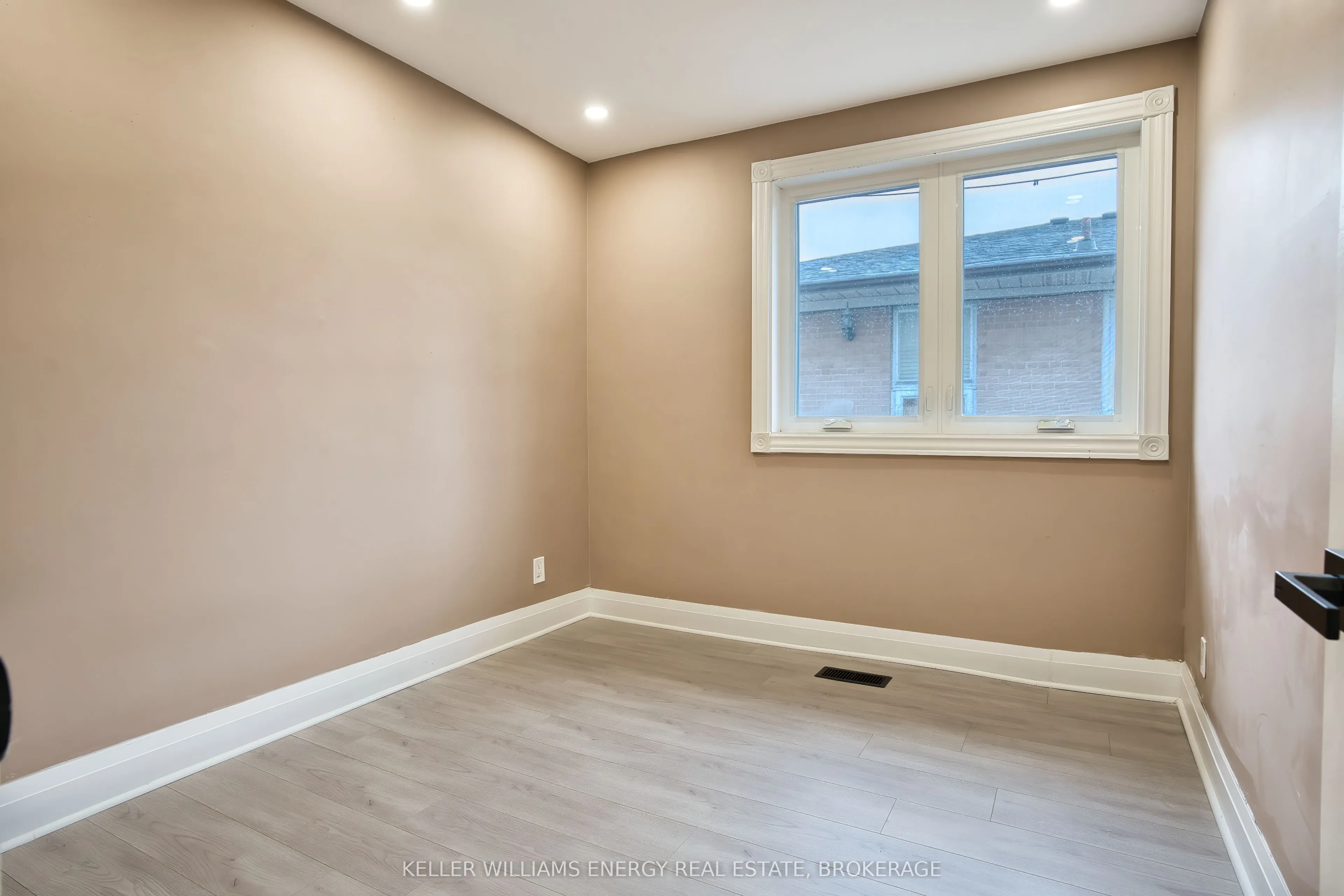 21 Neames Crescent