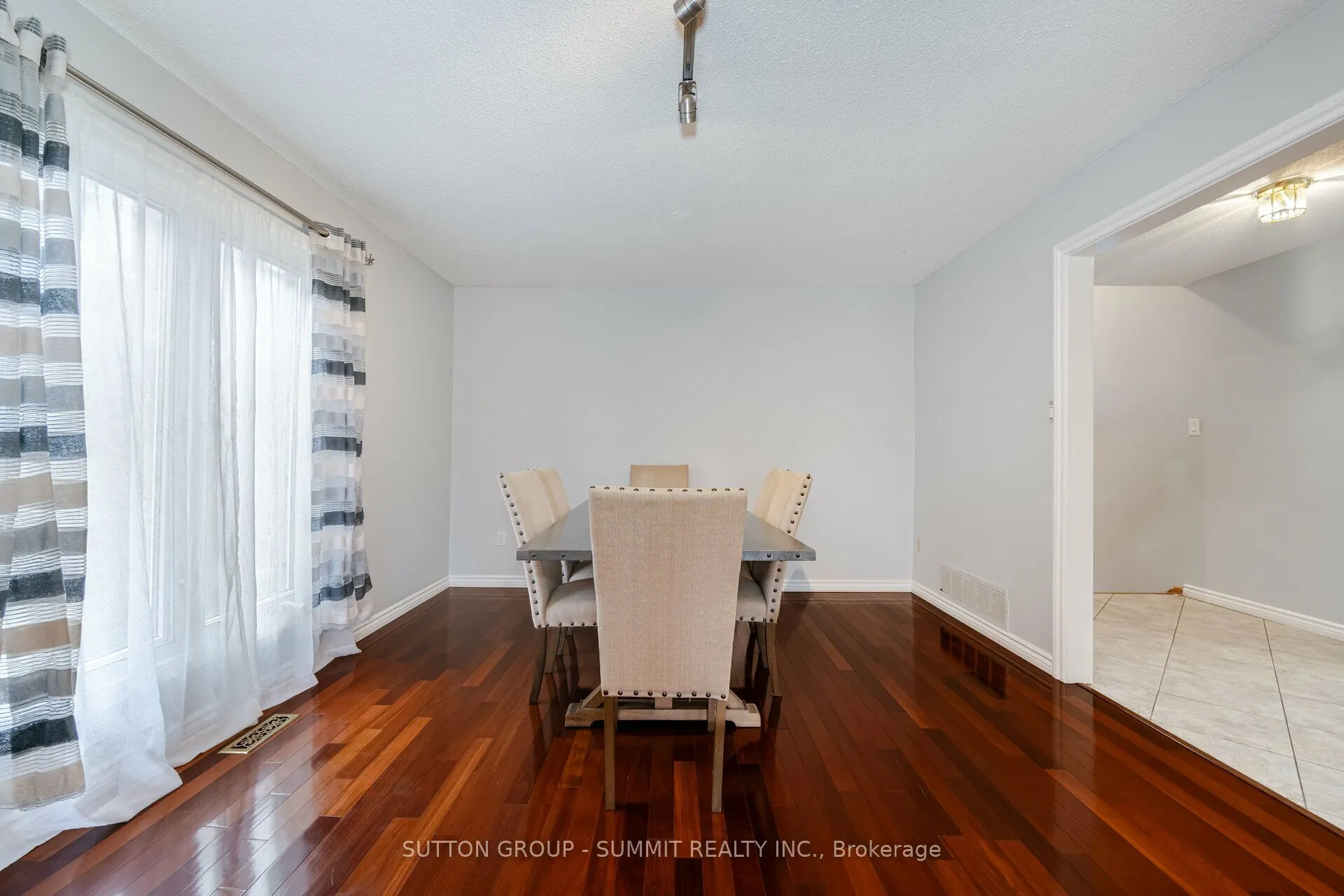 4238 Treetop Crescent