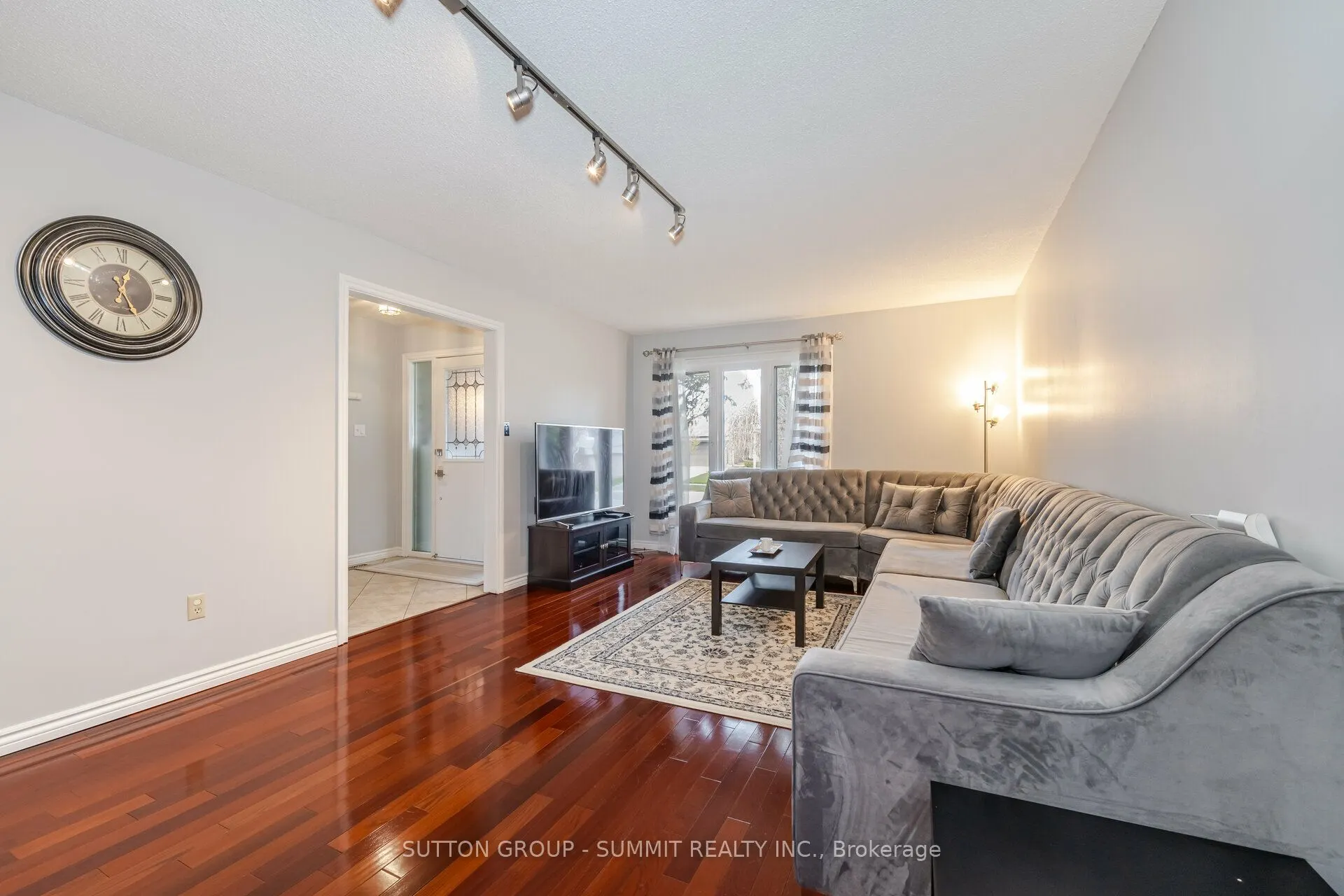 4238 Treetop Crescent